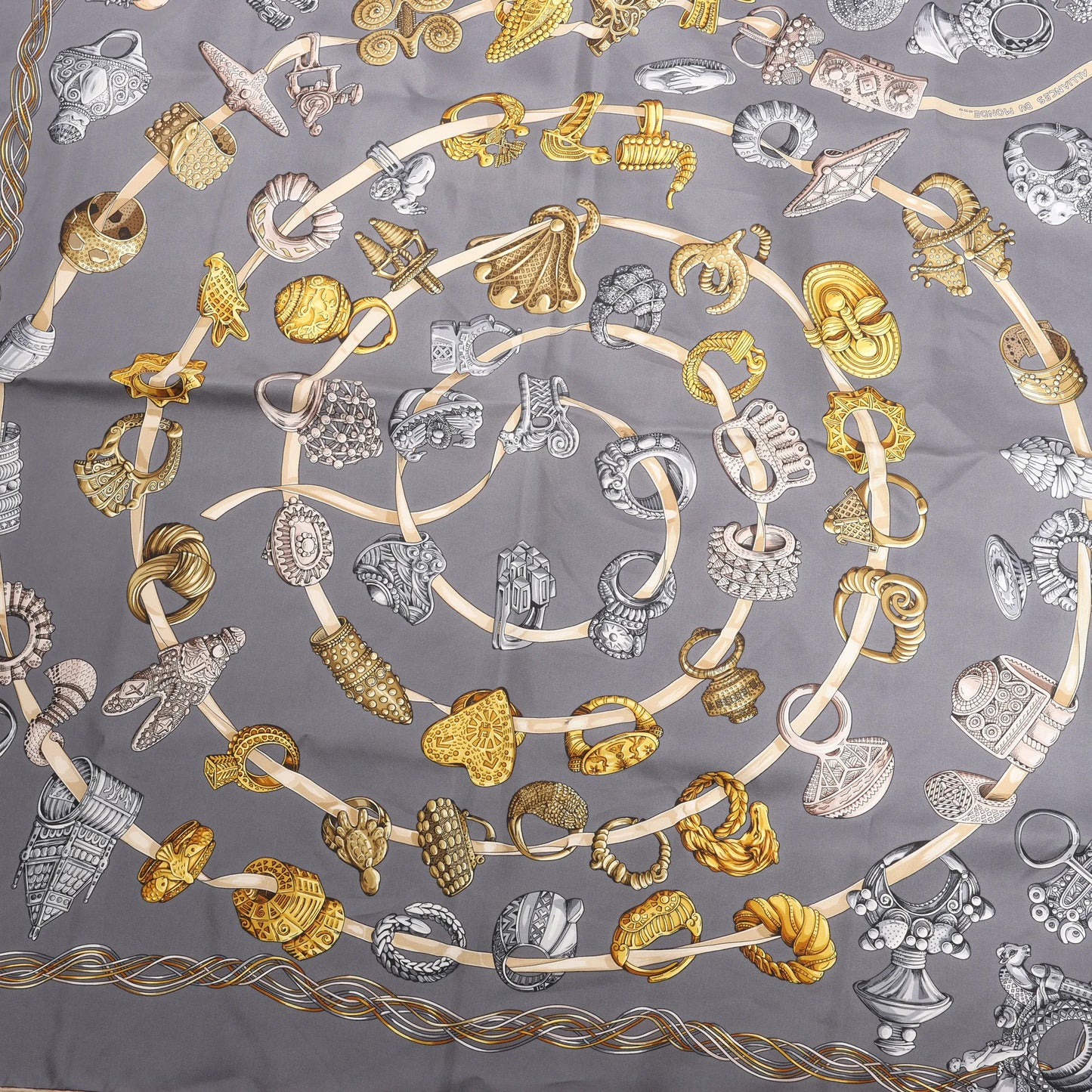 Hermès Carré 90 „ALLIANCES DU MONDE“ Seidentaschentuch in Grau