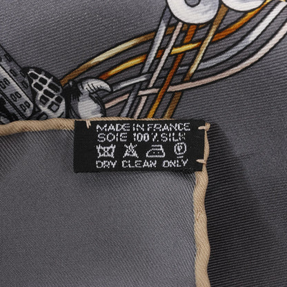 Hermès Carré 90 „ALLIANCES DU MONDE“ Seidentaschentuch in Grau