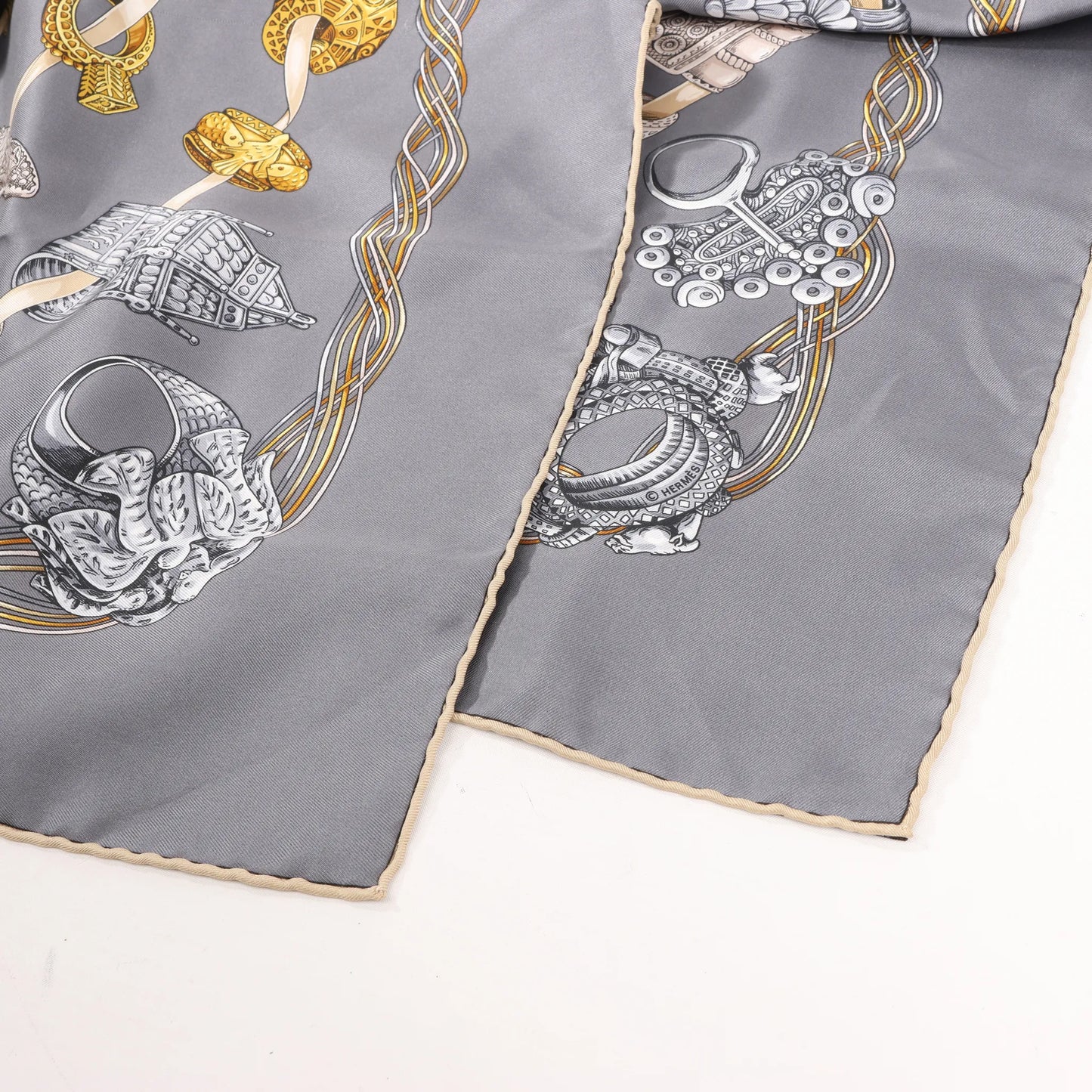 Hermès Carré 90 „ALLIANCES DU MONDE“ Seidentaschentuch in Grau