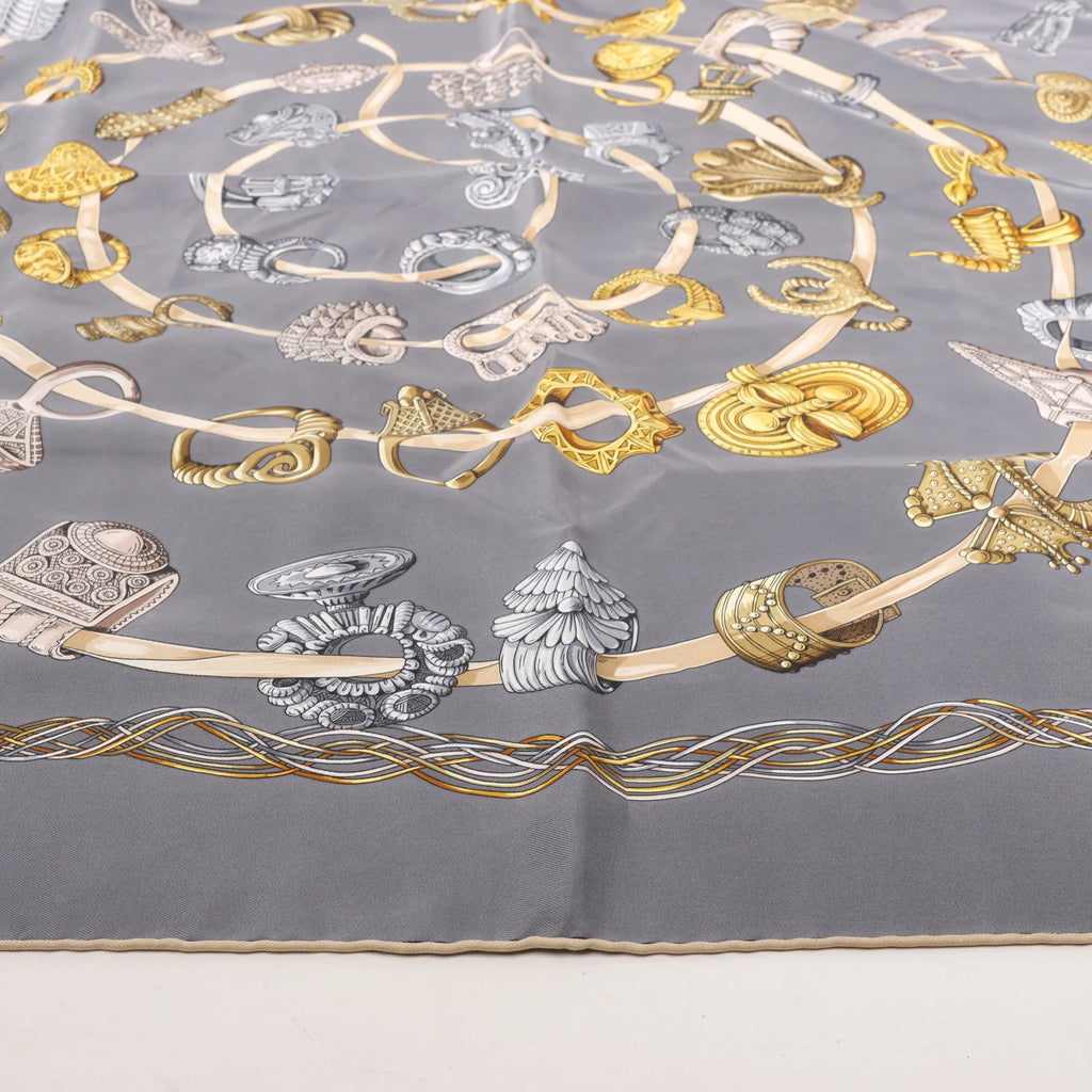 Hermès Carré 90 "ALLIANCES DU MONDE" Silk handkerchief in Gray
