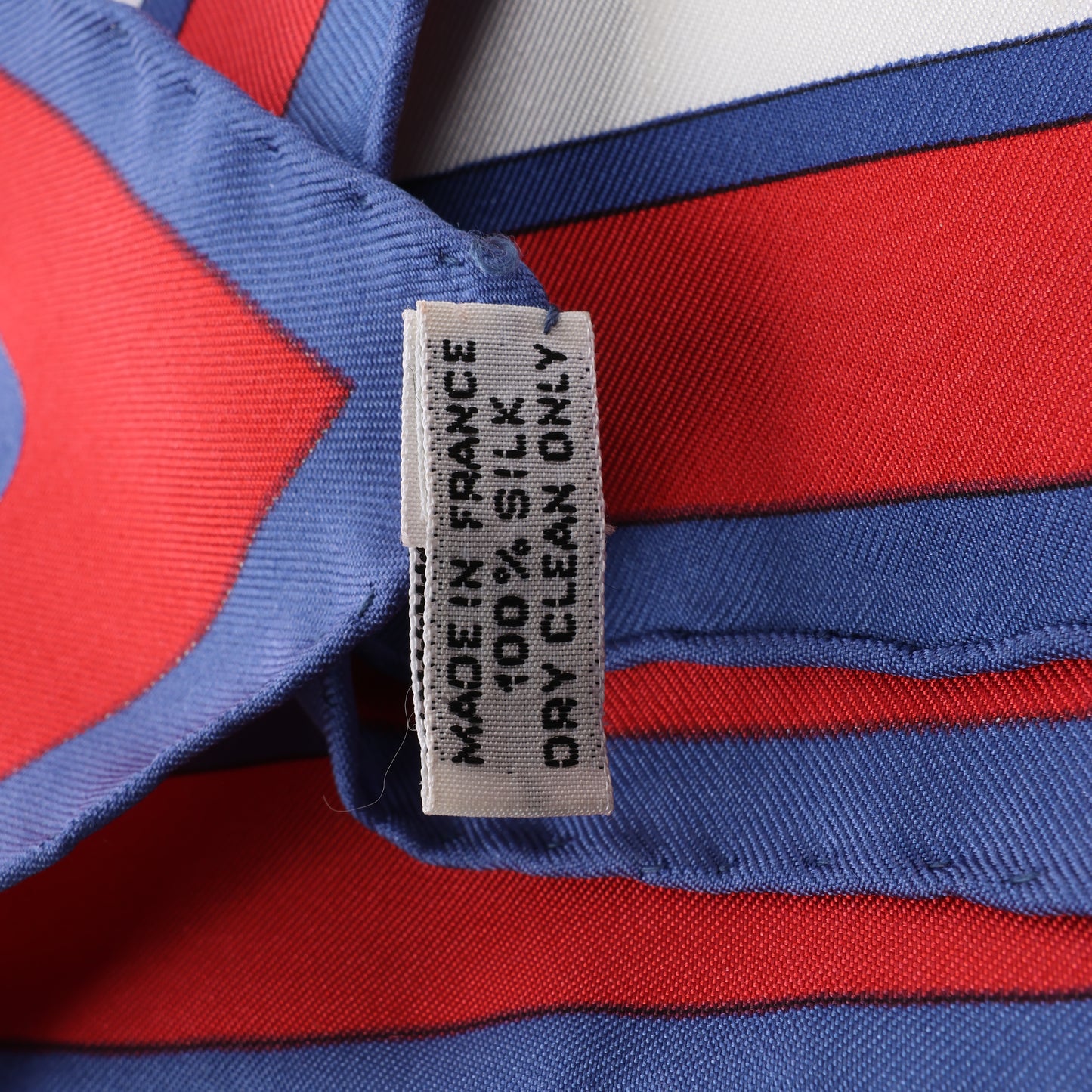 Carré Hermès Carré 90 « ARCS EN CIEL » 100 % soie rouge x bleu