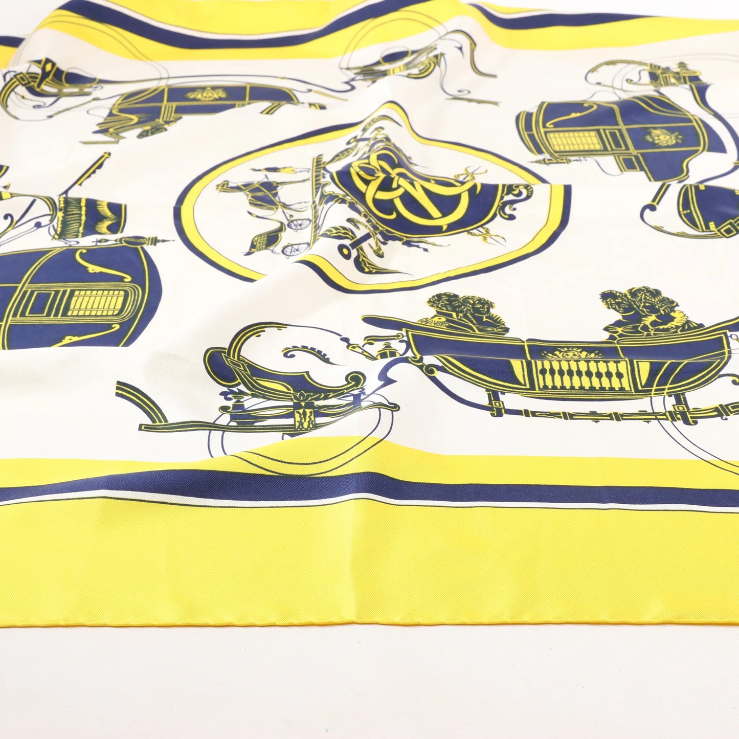 Hermès Carré 90 „ATTELAGE EN ARBALETE“ Seidentaschentuch in Gelb