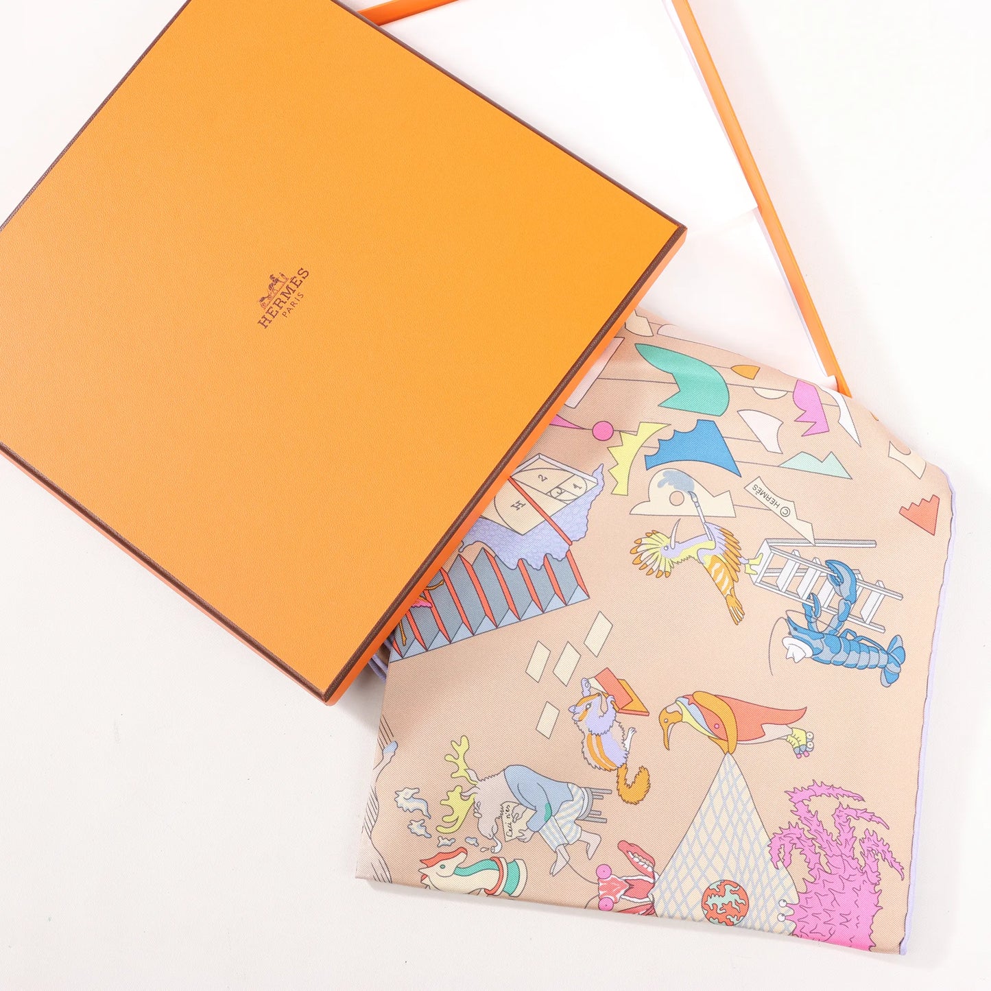 Hermès Carré 90 „Academia“ Seidentaschentuch in Rosa