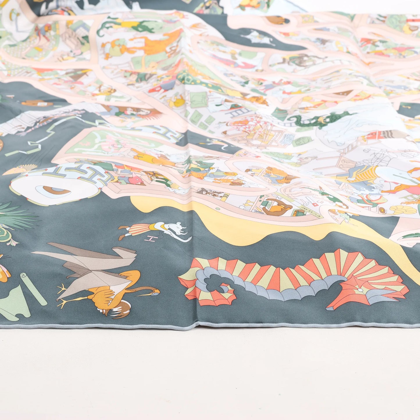 Hermès Carré 90 „Academia Ipica“ Seidentaschentuch in Grau