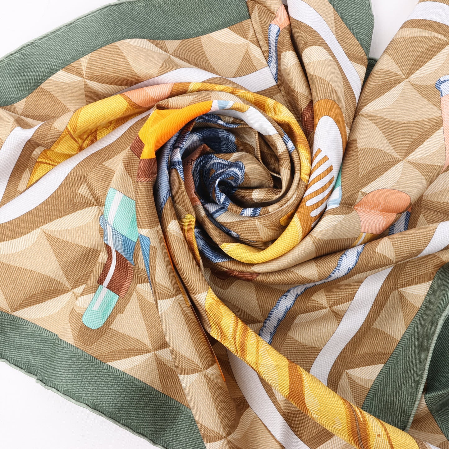 Hermès Carré 90 "BEAUTE COMPOSEE" Silk handkerchief in Green