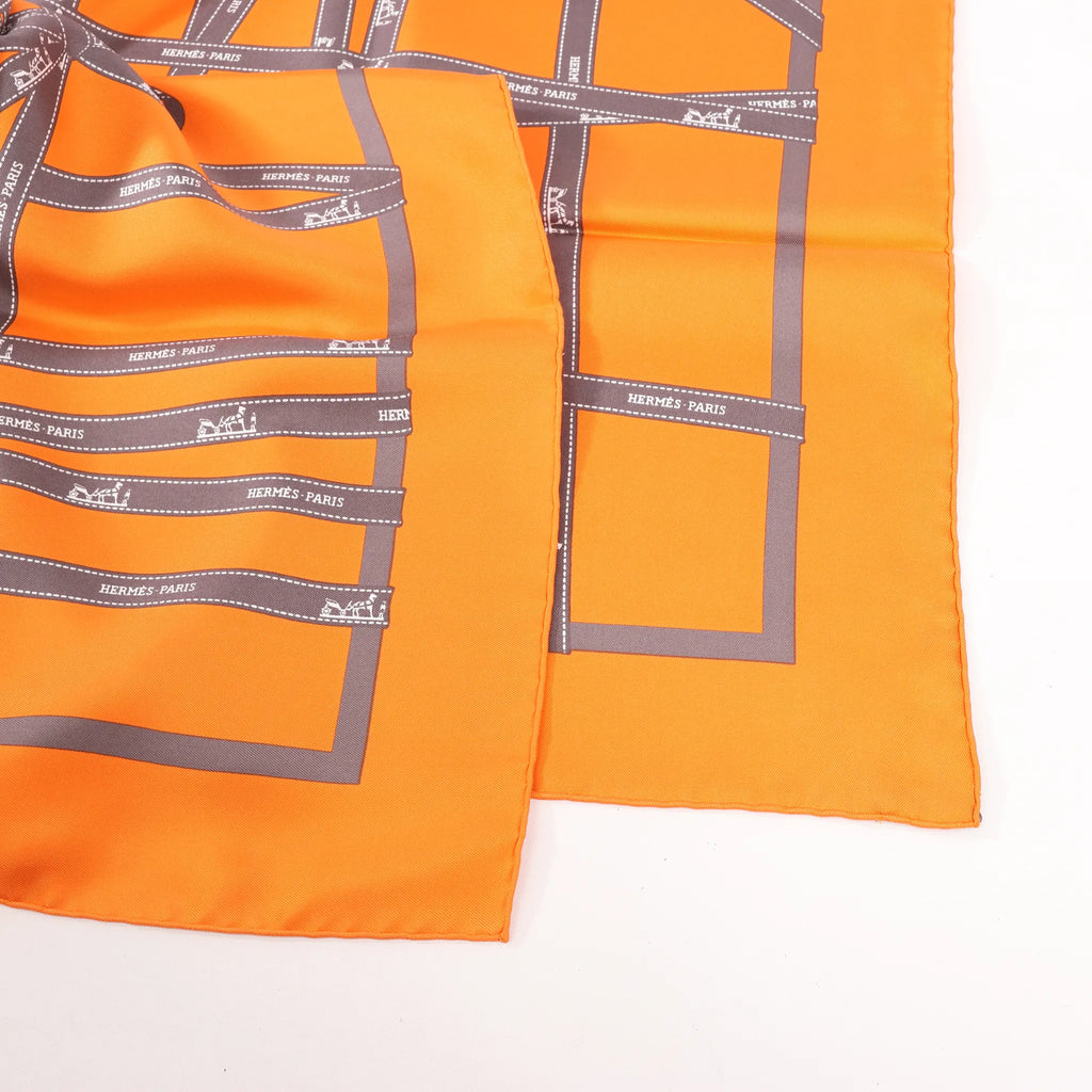 Hermès Carré 90 "Bolduc Ribbon" Pañuelo de seda en naranja
