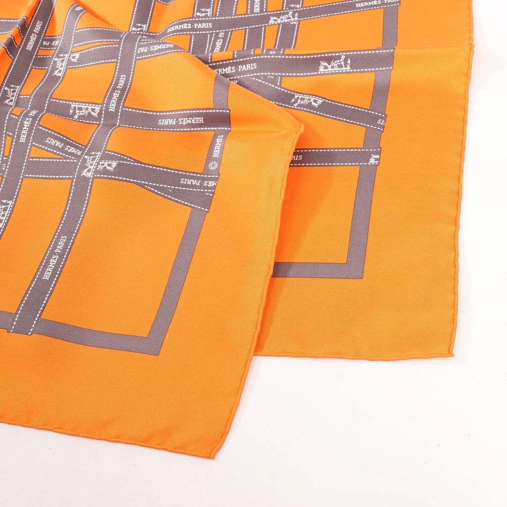 Hermès Carré 90 "Bolduc Ribbon" Pañuelo de seda en naranja