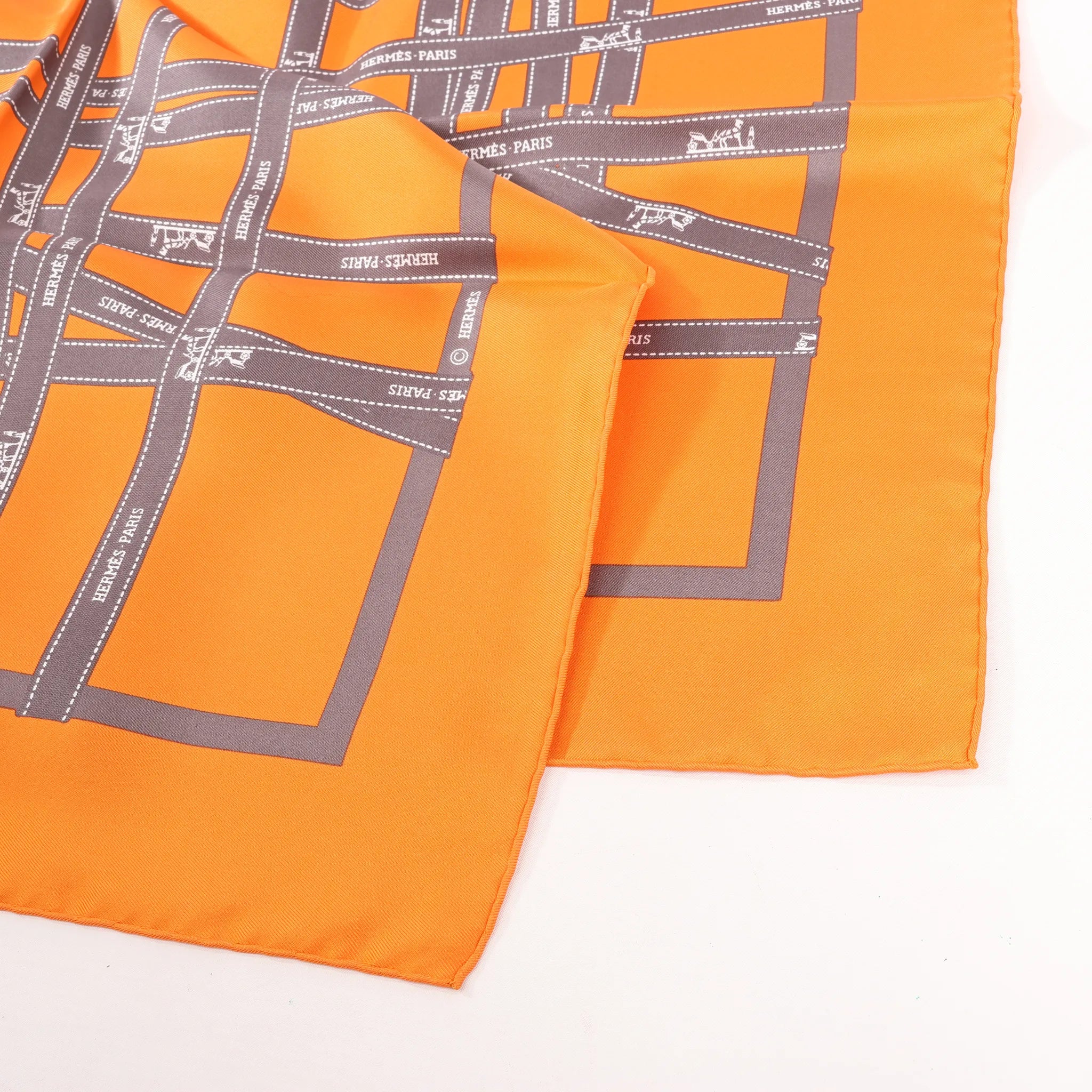 Hermès Carré 90 "Bolduc Ribbon" Pañuelo de seda en naranja