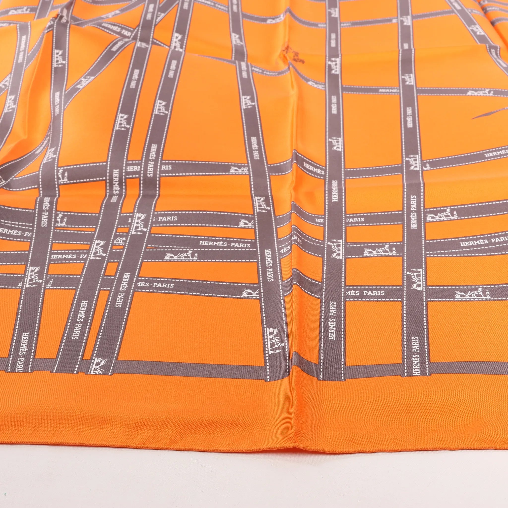 Hermès Carré 90 "Bolduc Ribbon" Pañuelo de seda en naranja