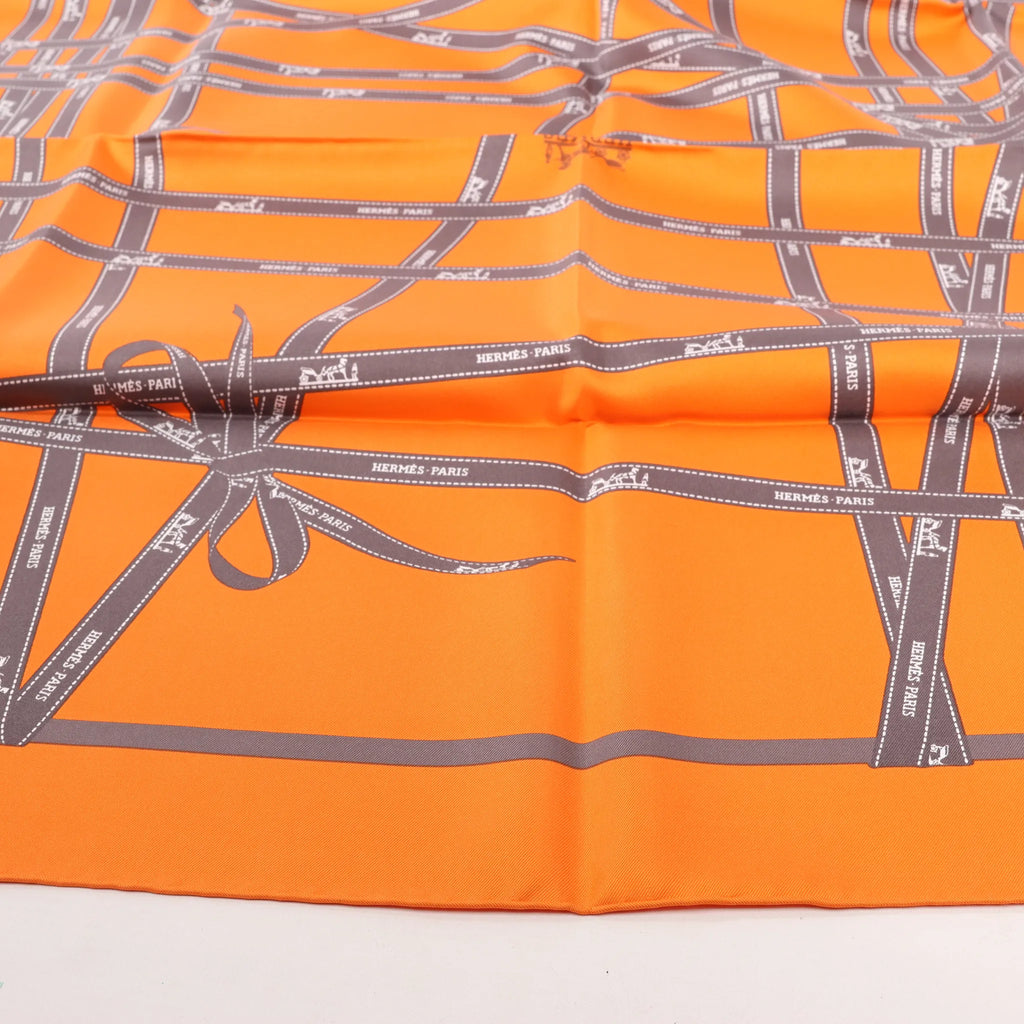 Hermès Carré 90 "Bolduc Ribbon" Pañuelo de seda en naranja