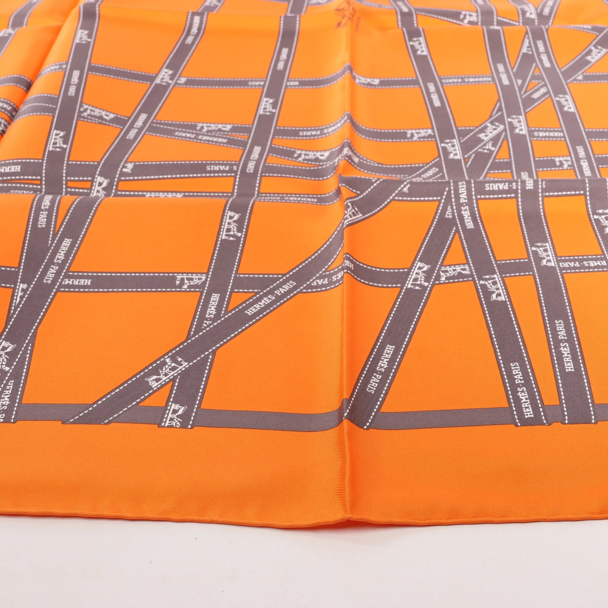 Hermès Carré 90 "Bolduc Ribbon" Pañuelo de seda en naranja