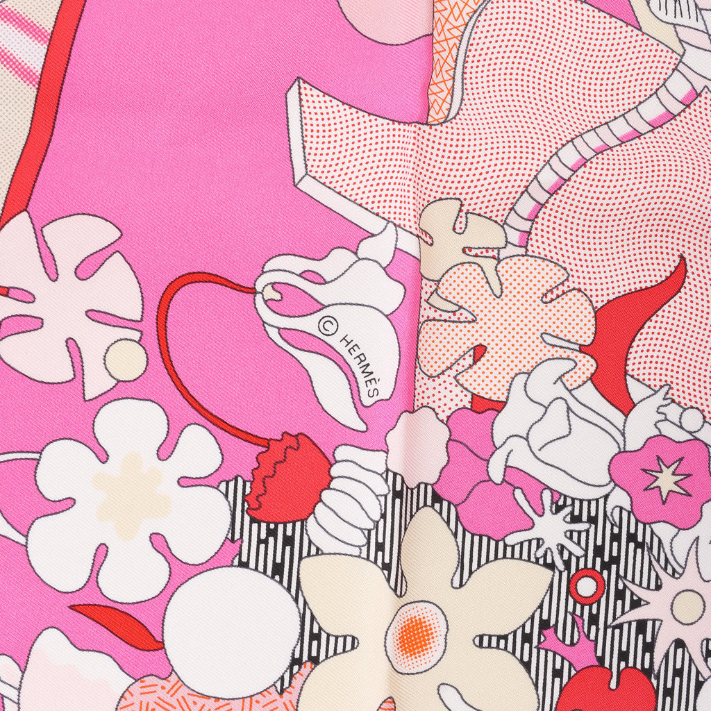 Hermès Carré 90 "CA DECOIFFE" Silk handkerchief in Pink
