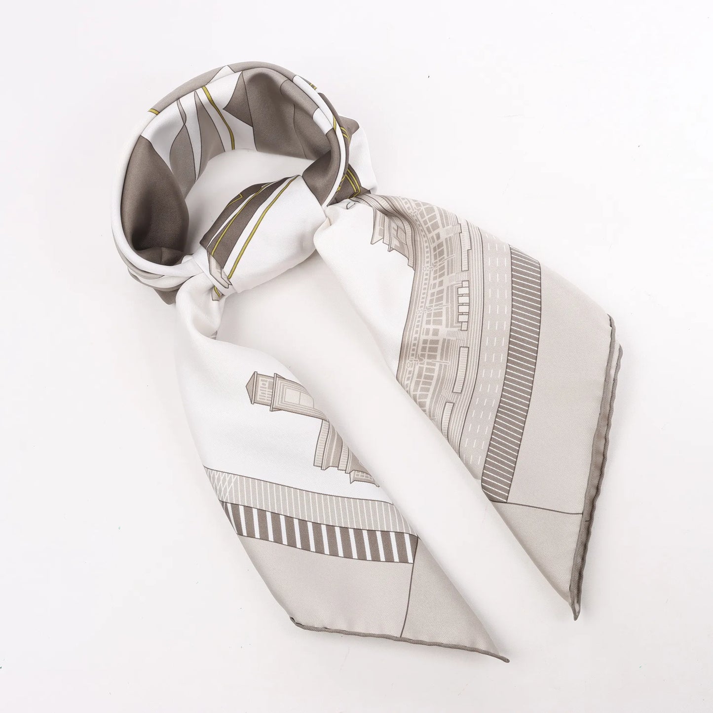 Hermès Carré 90 "CHEVAL DE COURSES" Silk handkerchief in Gray