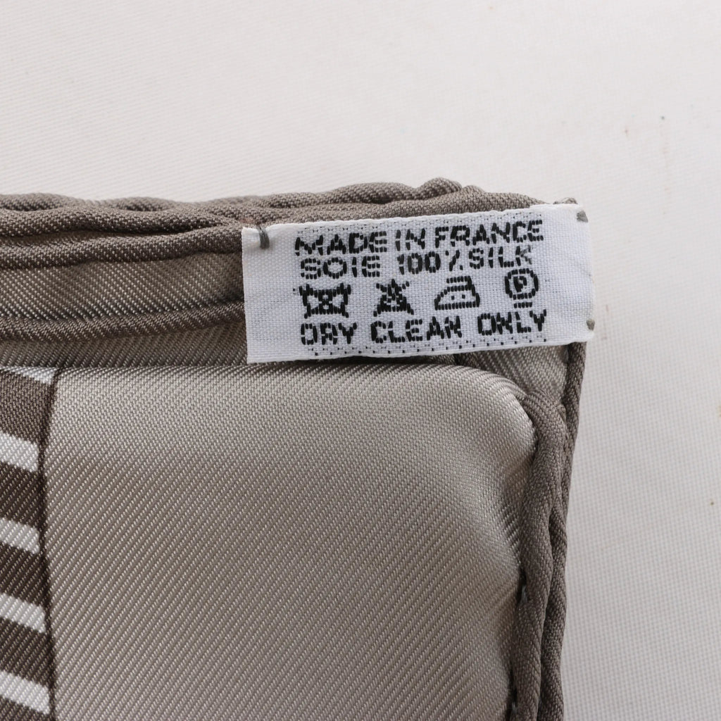 Hermès Carré 90 "CHEVAL DE COURSES" Silk handkerchief in Gray