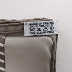 Hermès Carré 90 "CHEVAL DE COURSES" Silk handkerchief in Gray