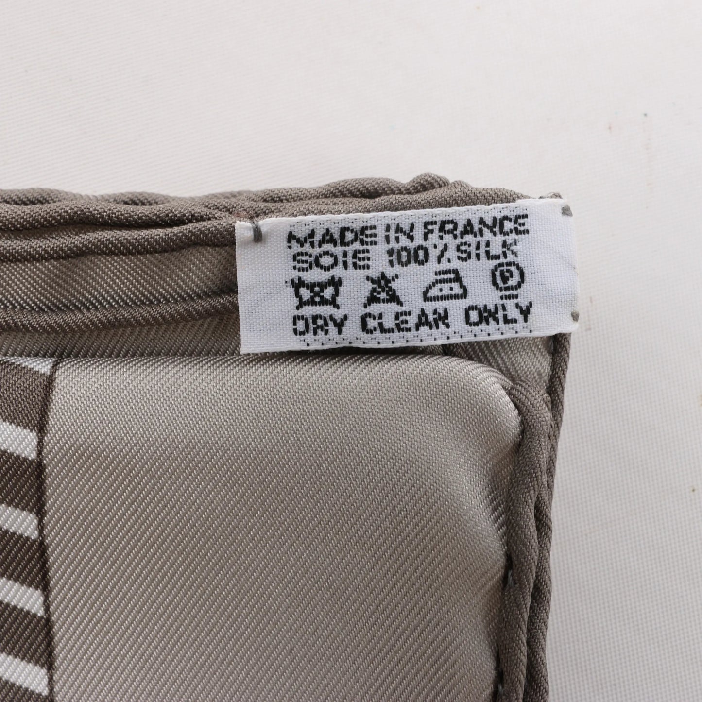 Hermès Carré 90 "CHEVAL DE COURSES" Silk handkerchief in Gray