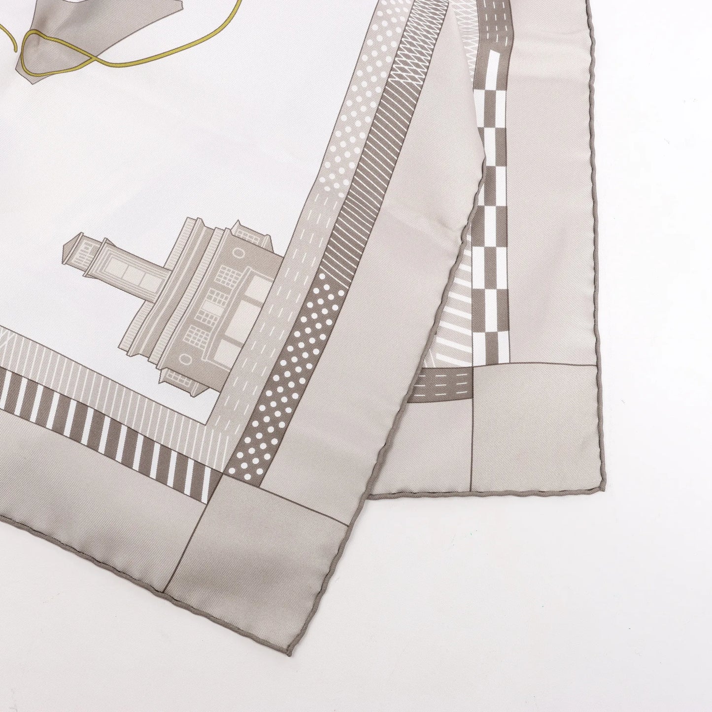 Hermès Carré 90 "CHEVAL DE COURSES" Silk handkerchief in Gray