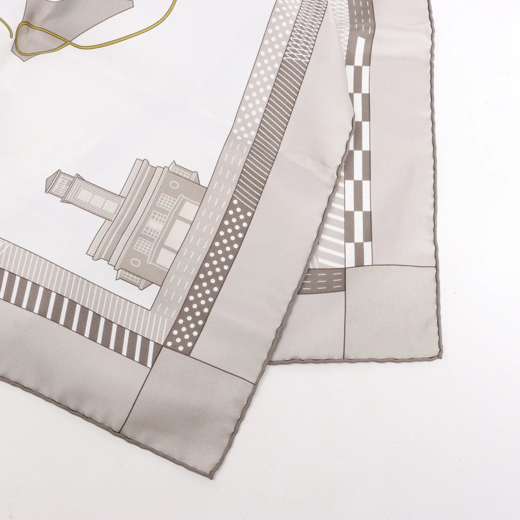 Hermès Carré 90 "CHEVAL DE COURSES" Silk handkerchief in Gray