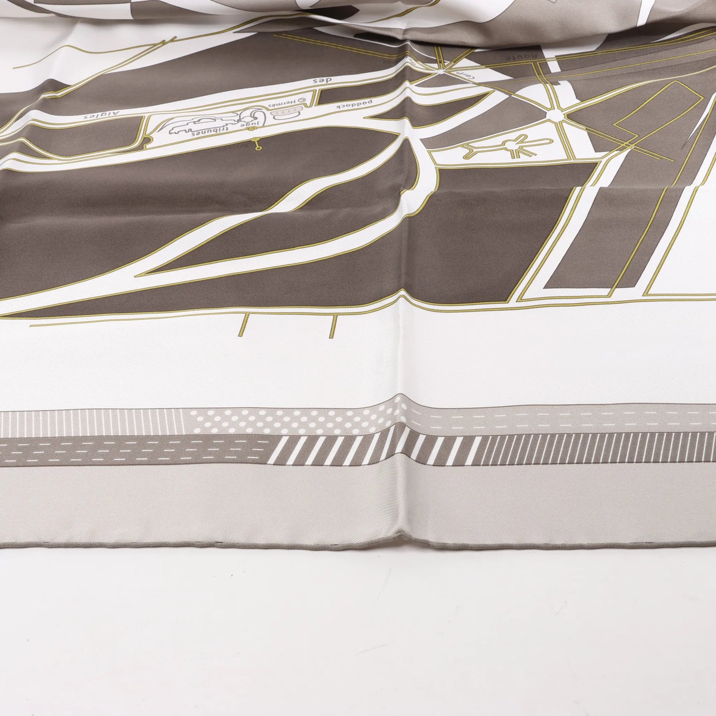 Hermès Carré 90 "CHEVAL DE COURSES" Silk handkerchief in Gray