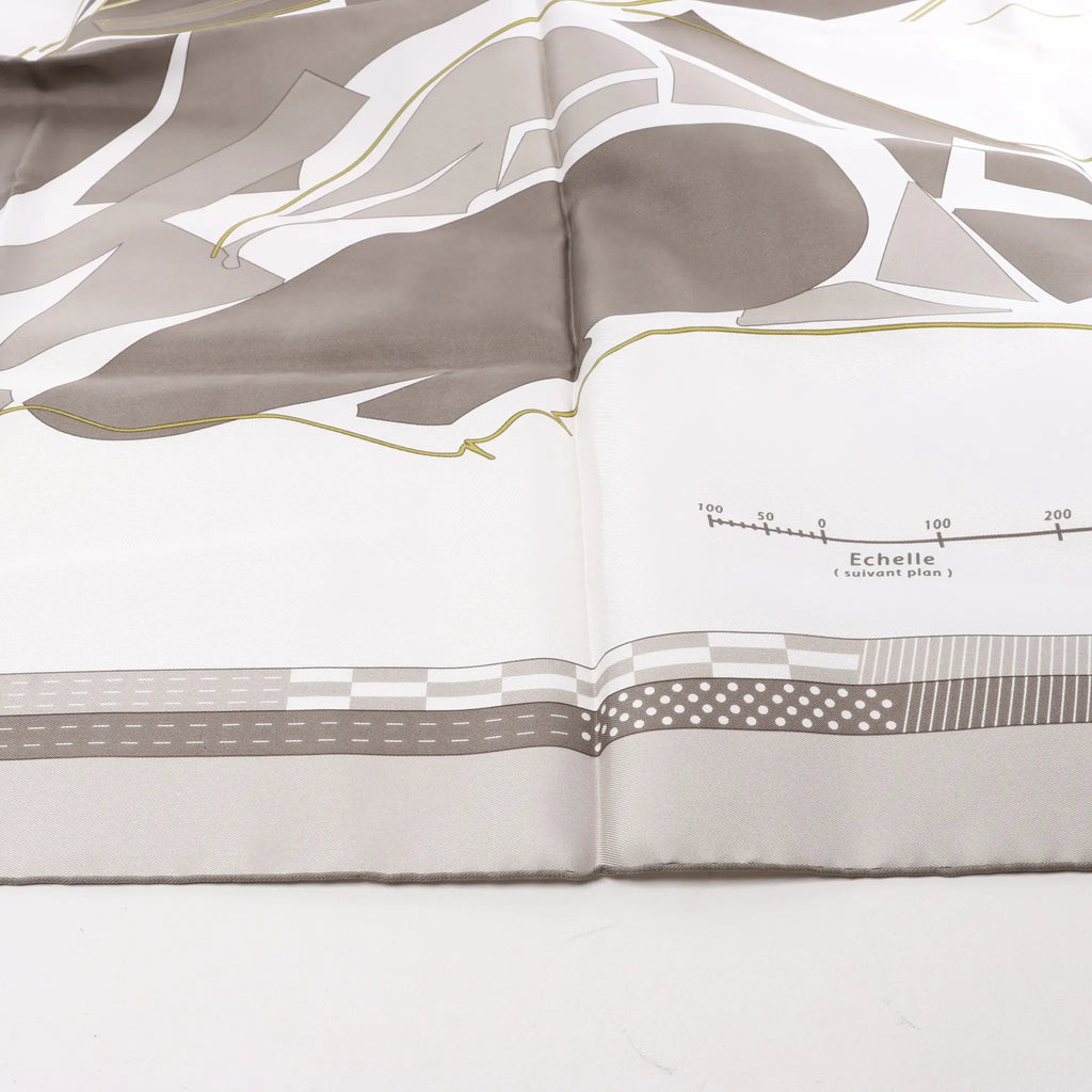 Hermès Carré 90 "CHEVAL DE COURSES" Silk handkerchief in Gray