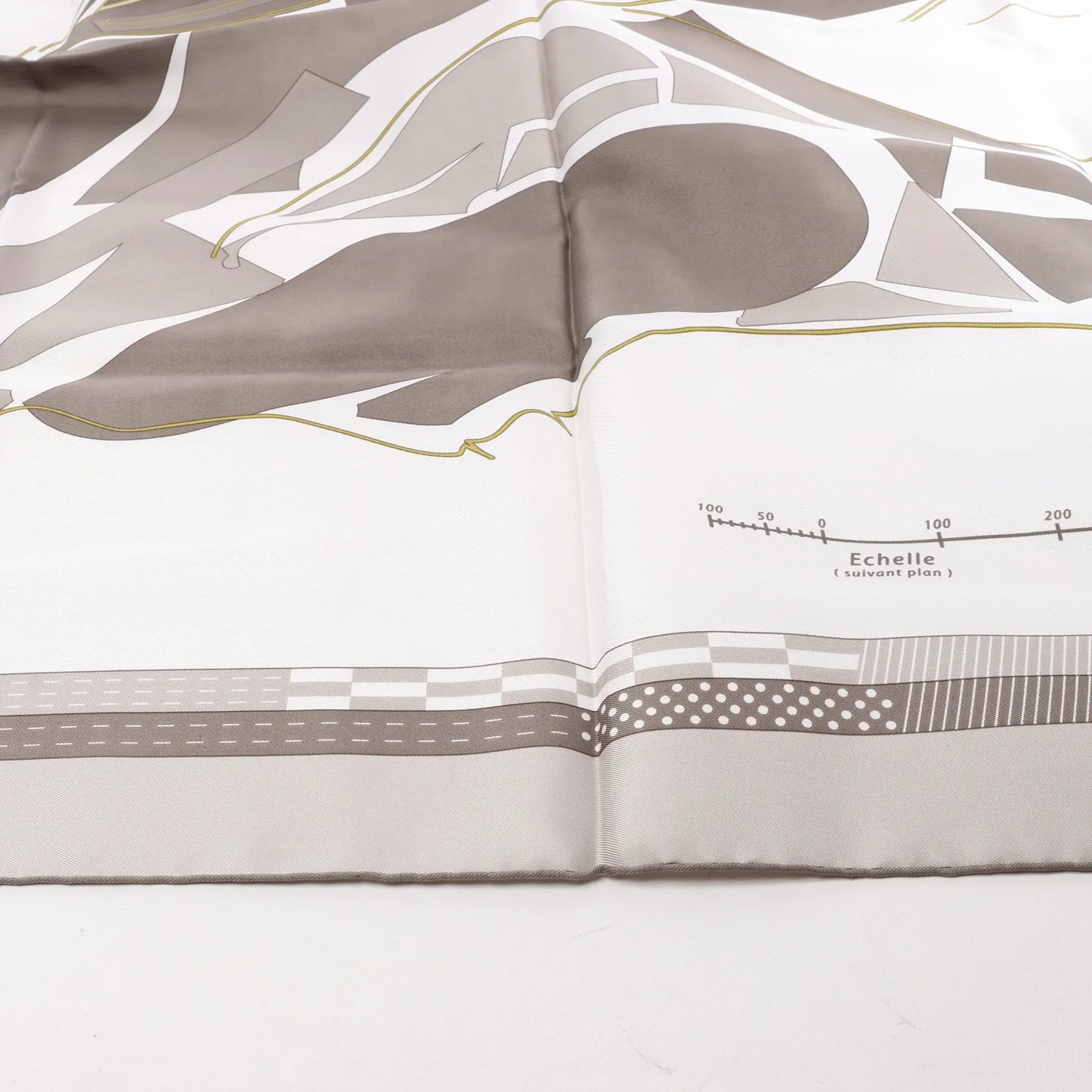 Hermès Carré 90 "CHEVAL DE COURSES" Silk handkerchief in Gray