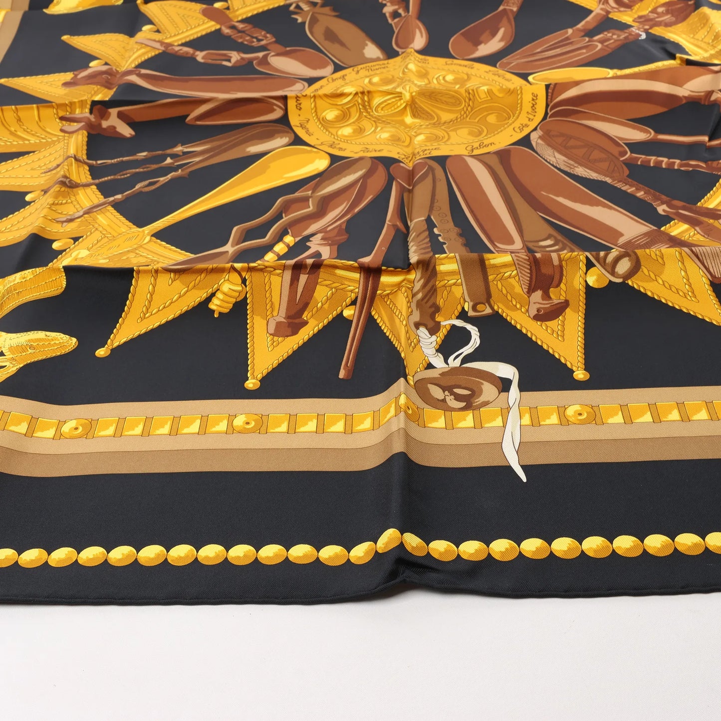 Hermès Carré 90 "CUILLERS D‘AFRIQUE" Silk handkerchief in Black