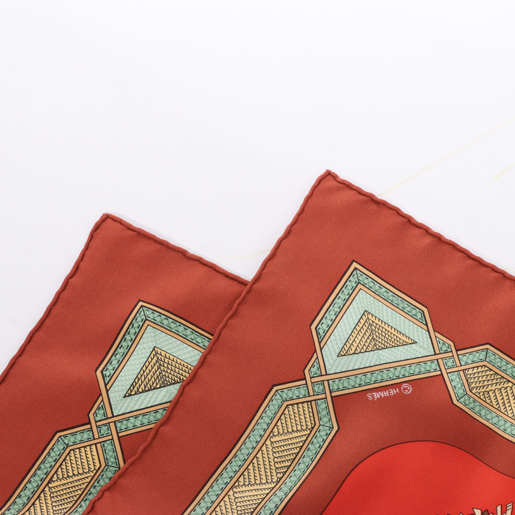 Hermès Carré 90 "CUIRS DU DESERT" Silk handkerchief in Red x Brown