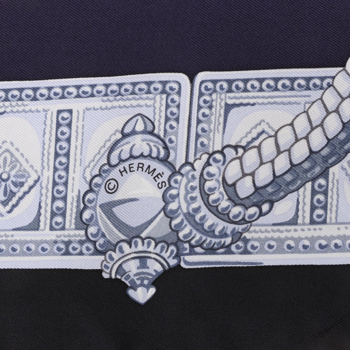 Hermès Carré 90 „Ceintures et Liens Belts and Strings“ Seidentaschentuch in Marineblau