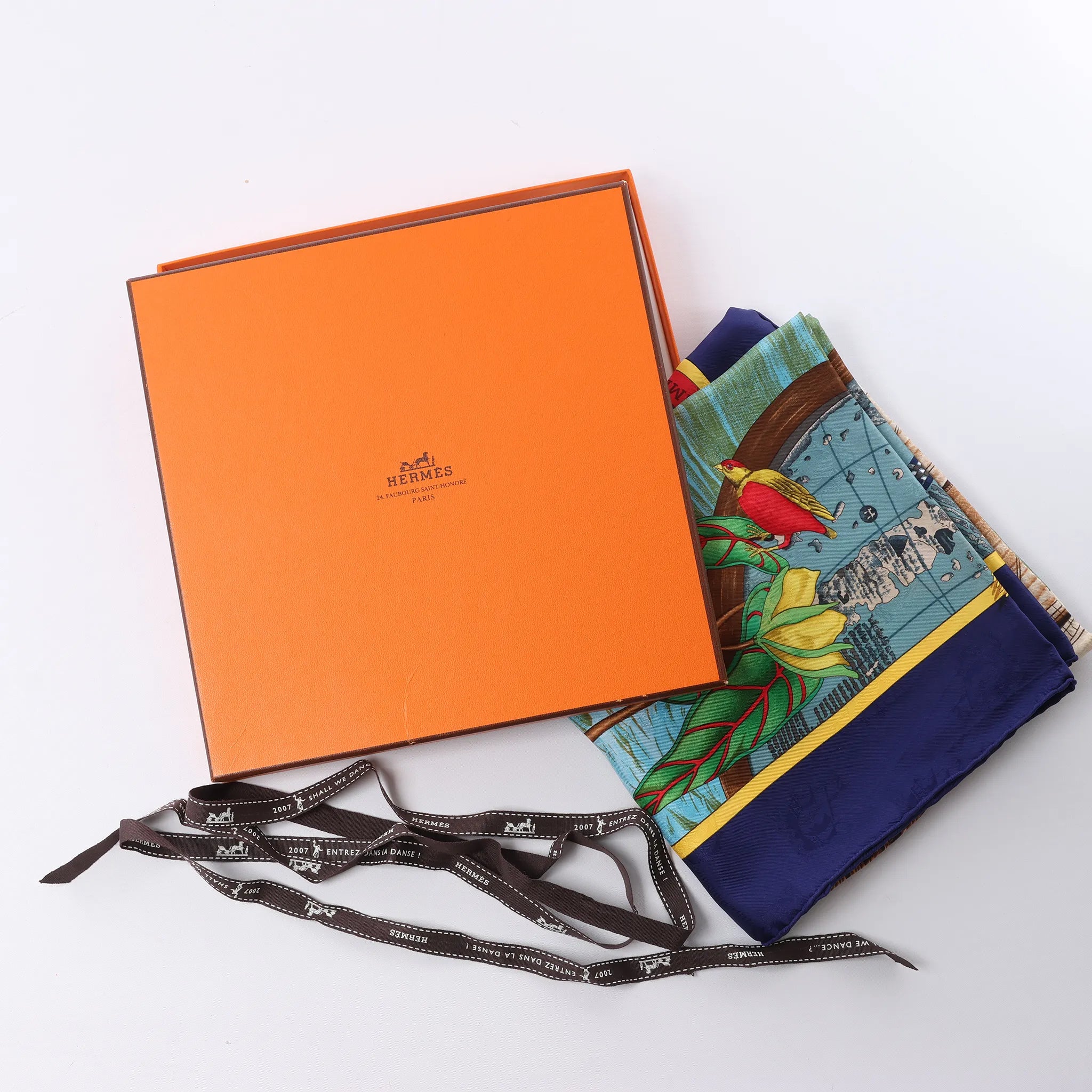 Hermès Carré 90 "Christoffer Columbus decouvre l'Amerique" Silk handkerchief in Blue