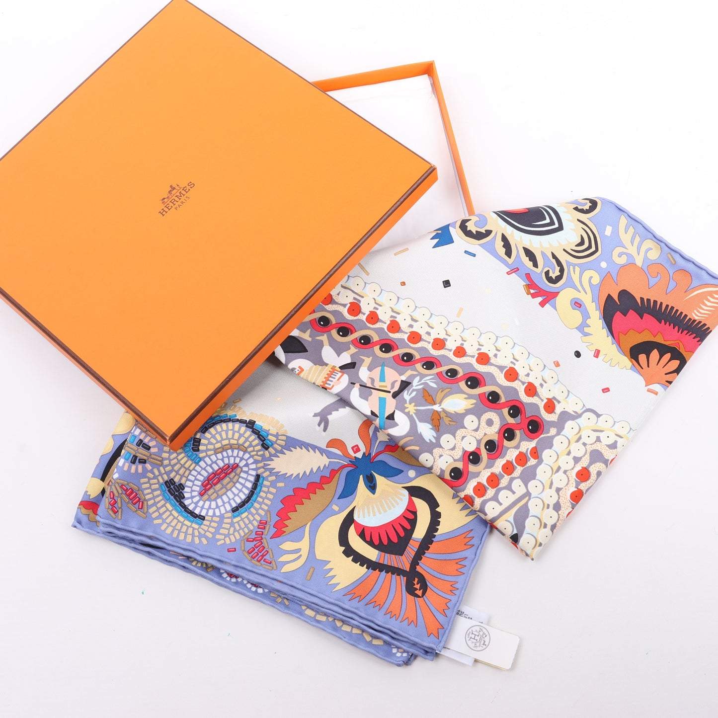 Hermès Carré 90 „Costume de Fete“ Schal aus 100 % Seide in Lila