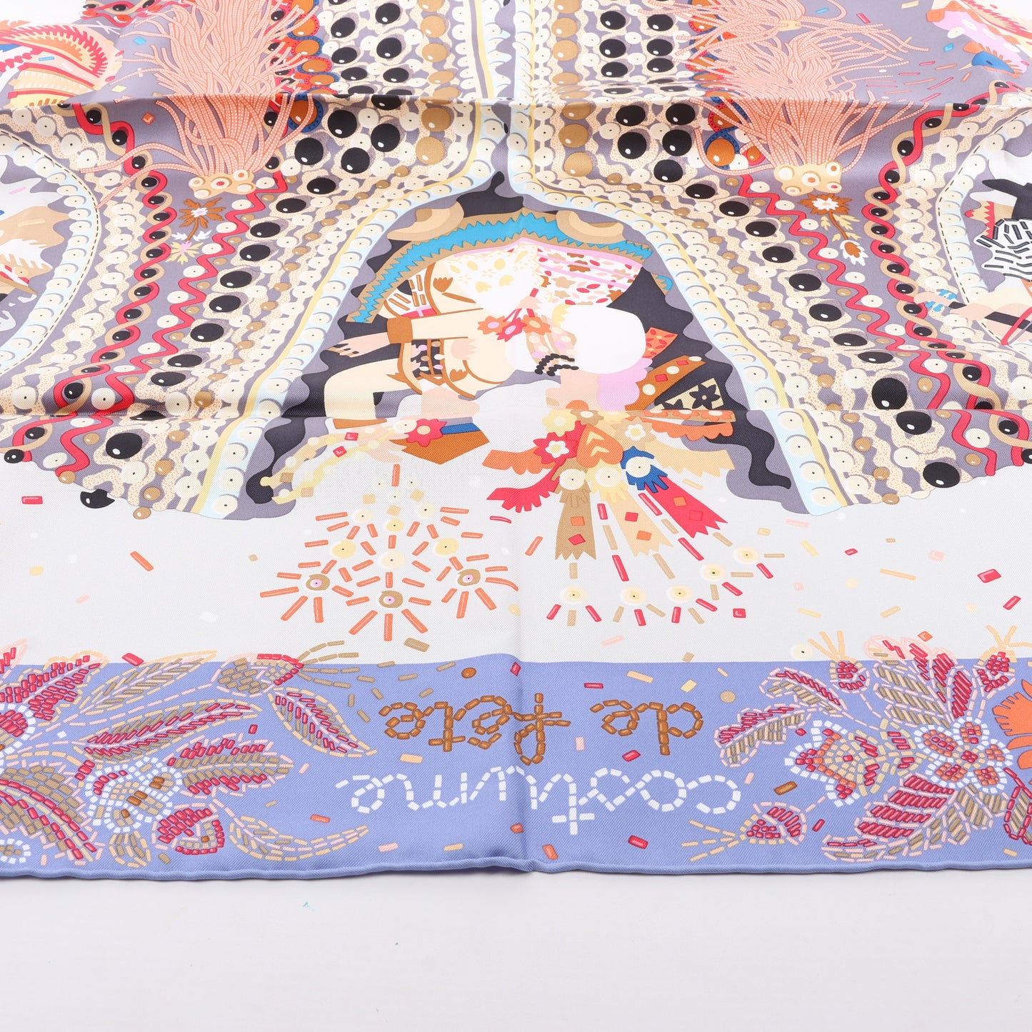 Hermès Carré 90 „Costume de Fete“ Schal aus 100 % Seide in Lila