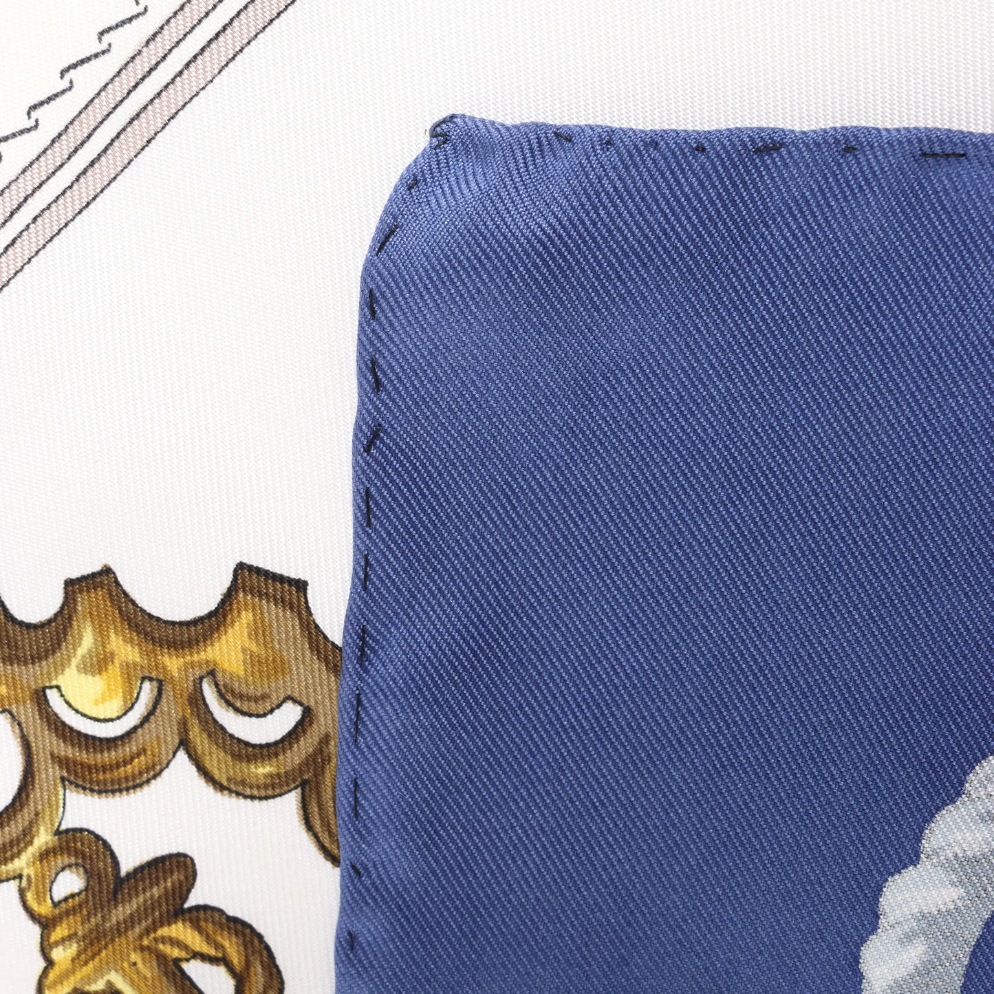 Hermès Carré 90 „Cuivreries“ Seidentaschentuch in Marineblau x Weiß