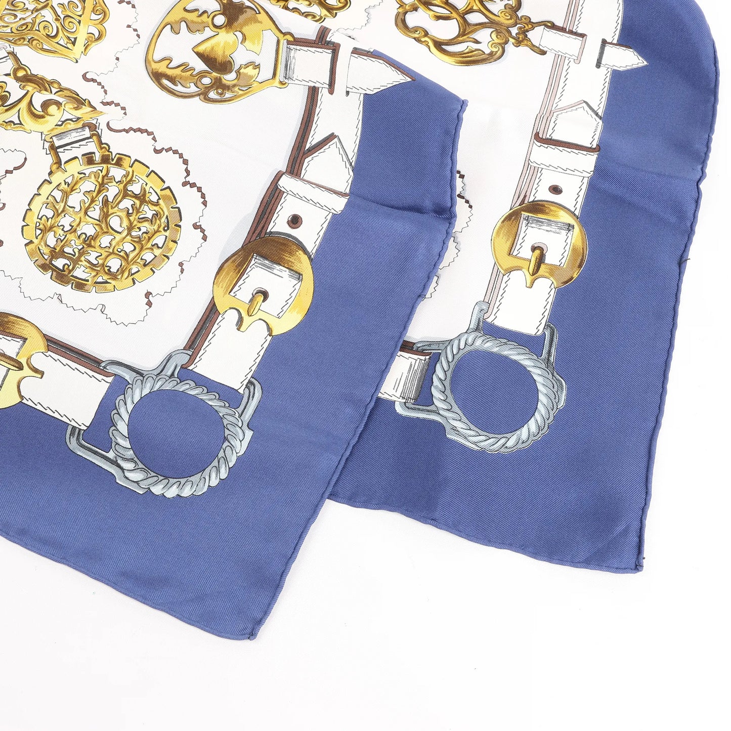 Hermès Carré 90 „Cuivreries“ Seidentaschentuch in Marineblau x Weiß