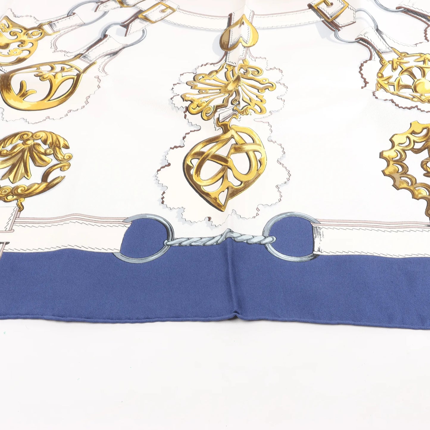 Hermès Carré 90 „Cuivreries“ Seidentaschentuch in Marineblau x Weiß