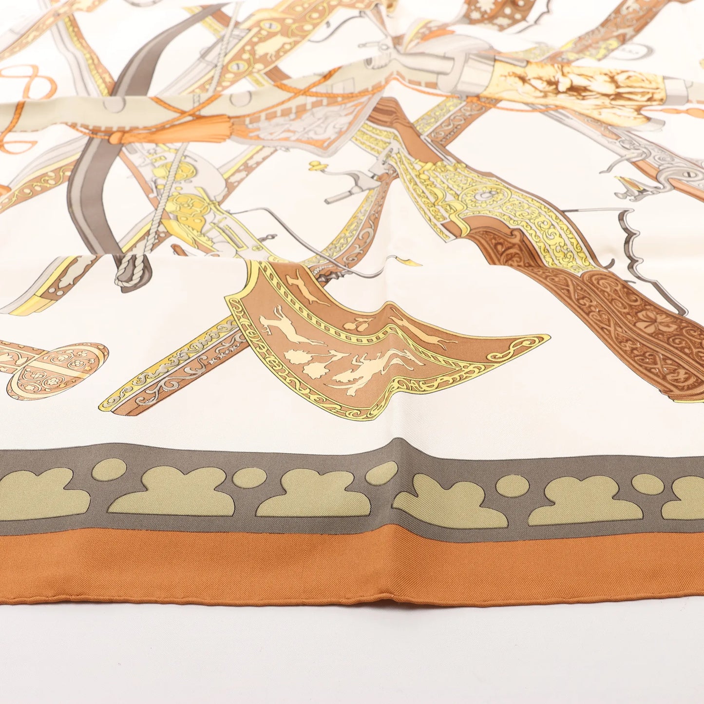 Hermès Carré 90 "DIANE Gunshot" Silk handkerchief in Brown