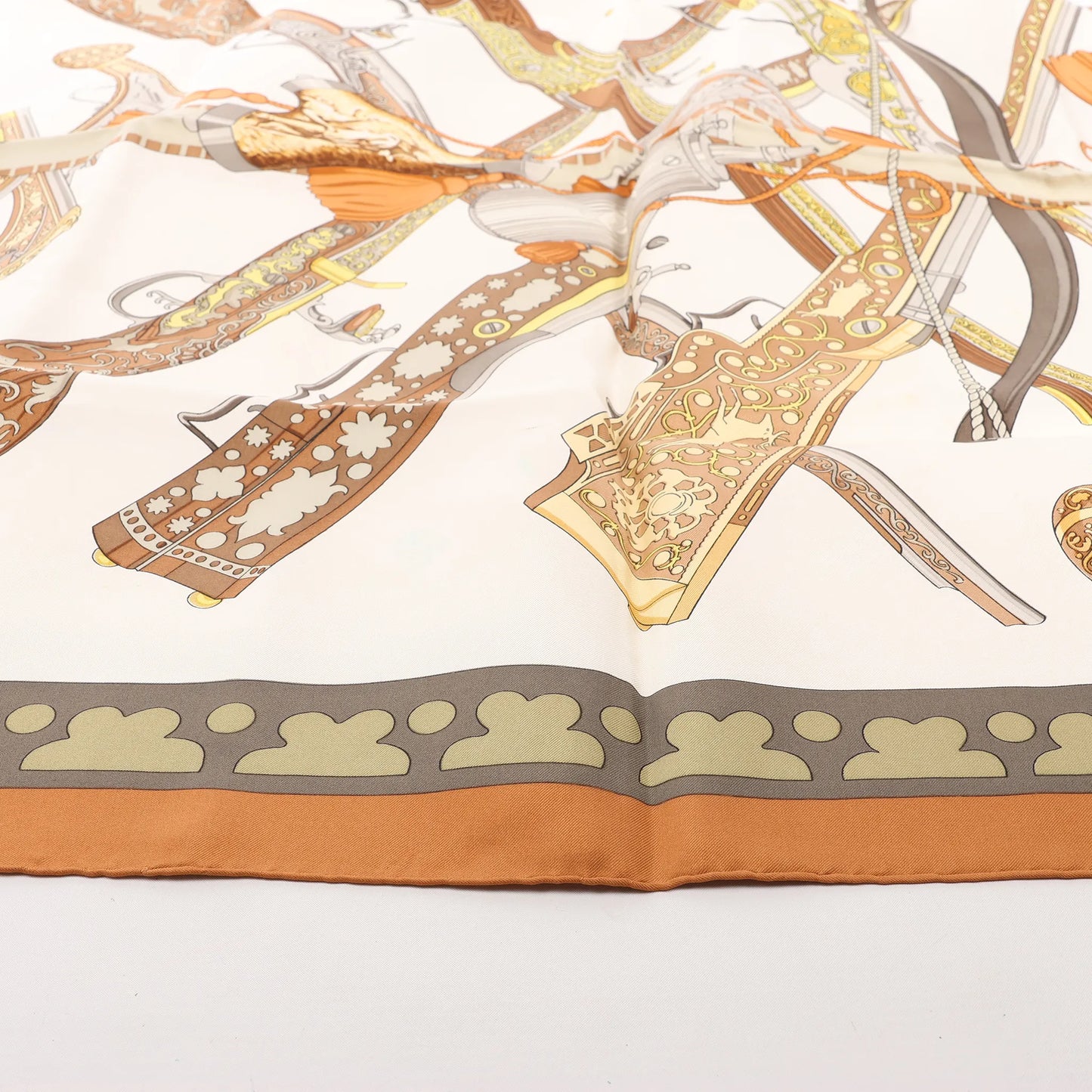 Hermès Carré 90 "DIANE Gunshot" Silk handkerchief in Brown