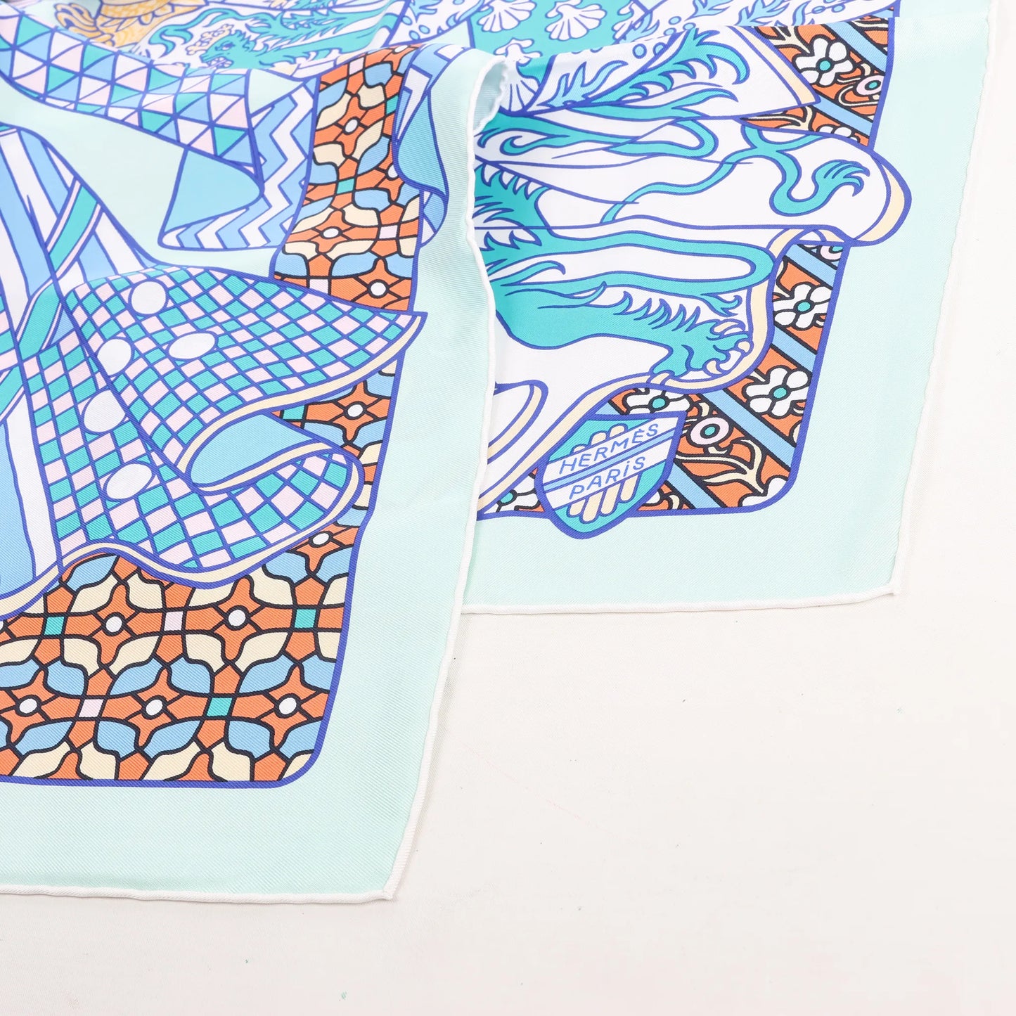 Hermès Carré 90 „DUELS ONIRIQUES“ Seidentaschentuch in Blau