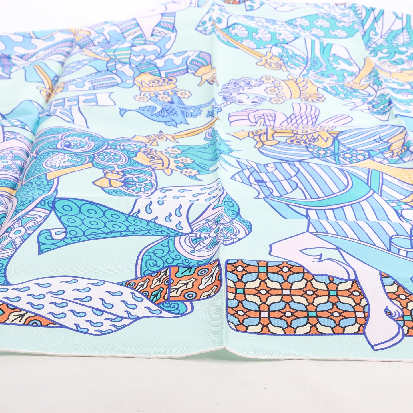 Hermès Carré 90 „DUELS ONIRIQUES“ Seidentaschentuch in Blau