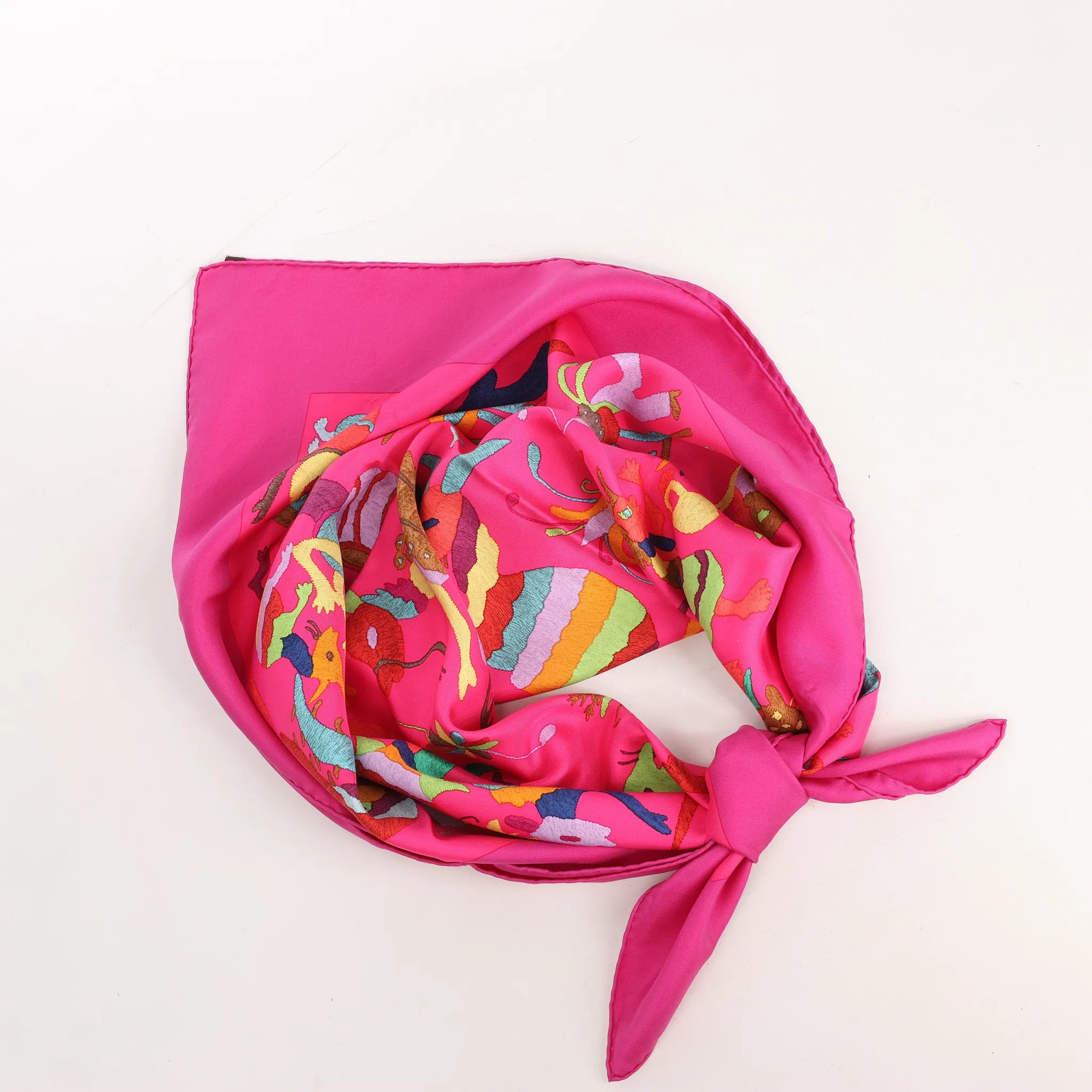 Hermès Carré 90 "Din tini ya Zue An" Silk handkerchief in Pink