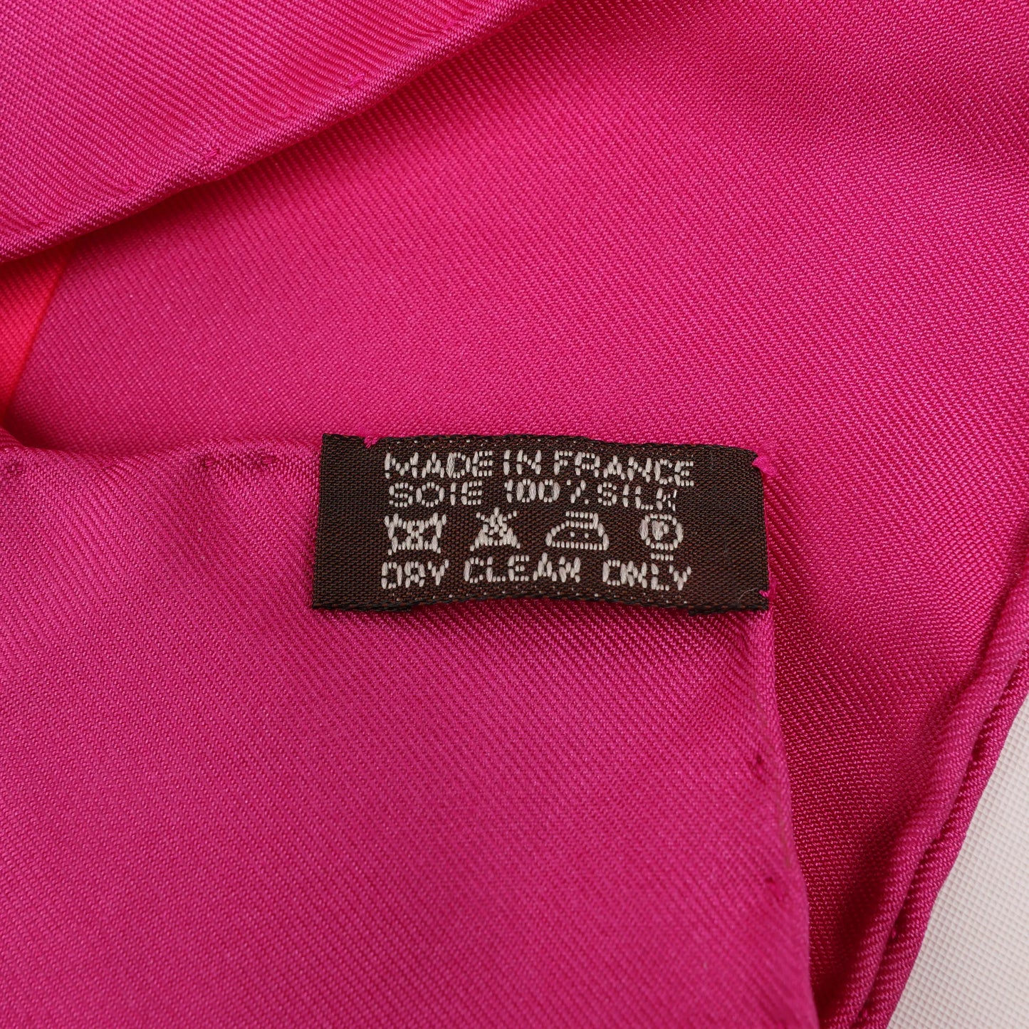 Hermès Carré 90 "Din tini ya Zue An" Silk handkerchief in Pink