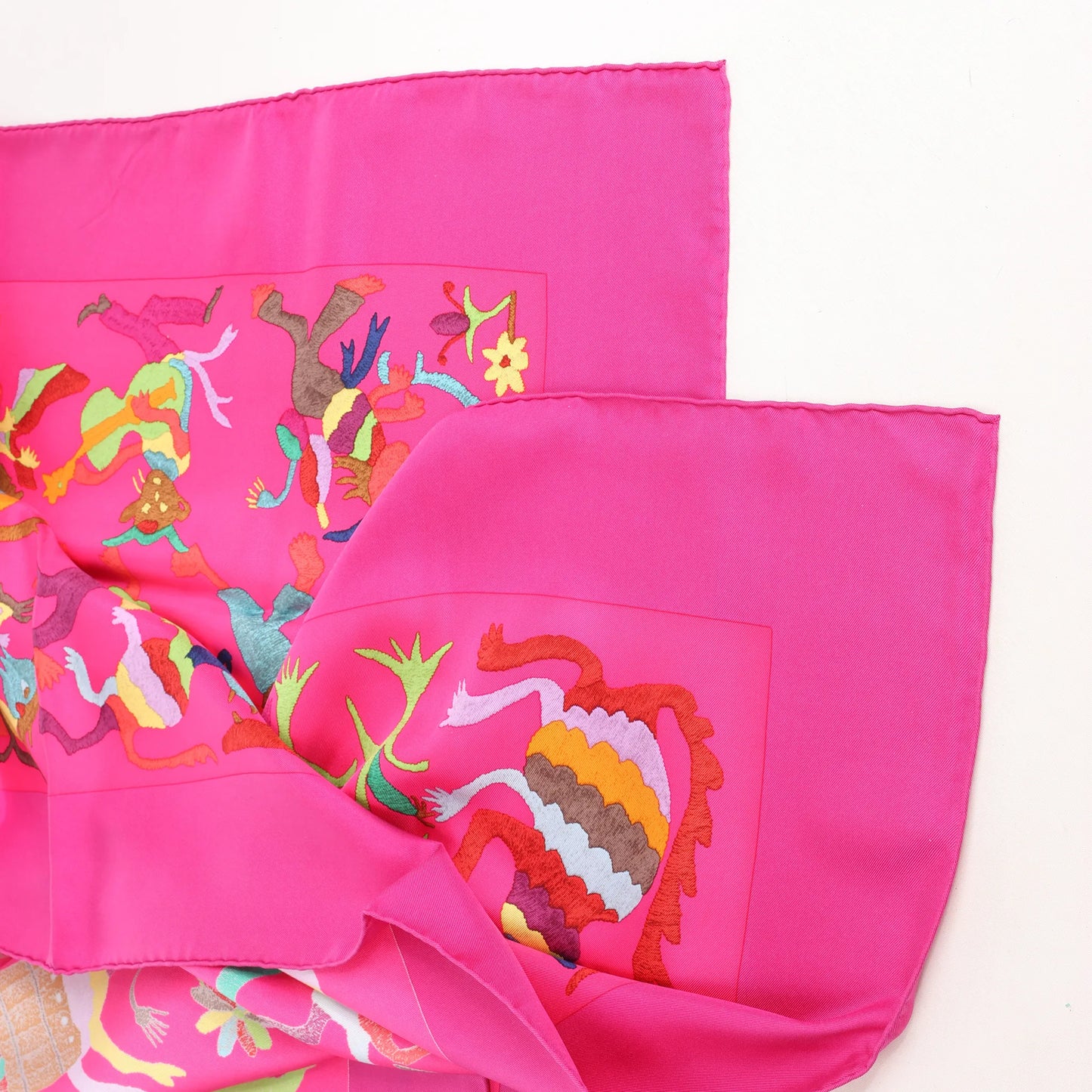 Hermès Carré 90 "Din tini ya Zue An" Silk handkerchief in Pink