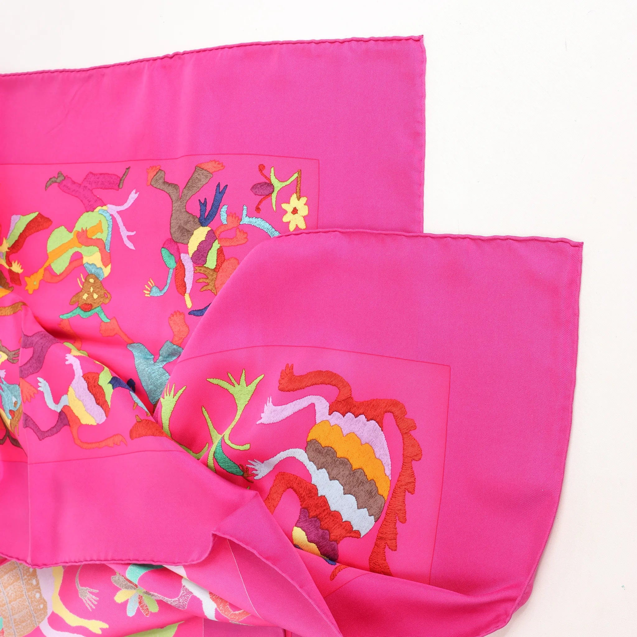 Hermès Carré 90 "Din tini ya Zue An" Silk handkerchief in Pink