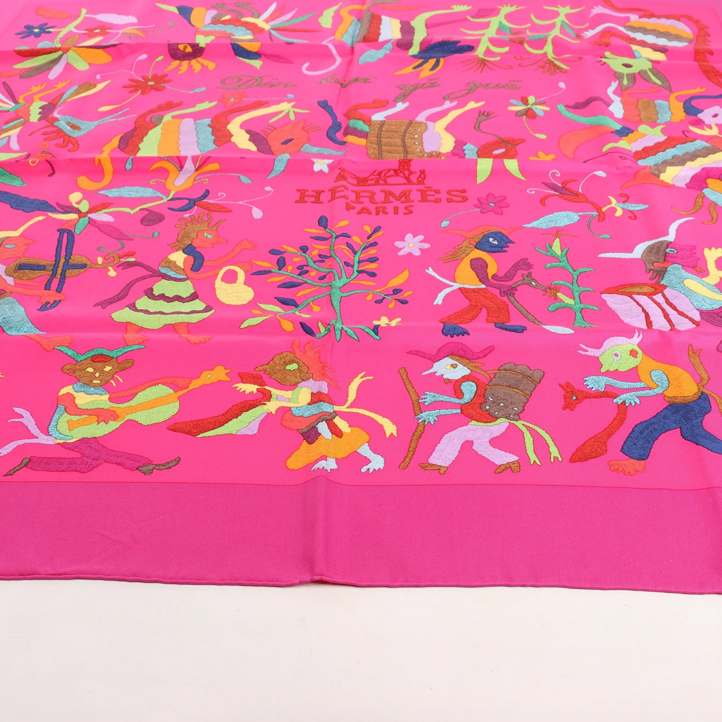 Hermès Carré 90 "Din tini ya Zue An" Silk handkerchief in Pink