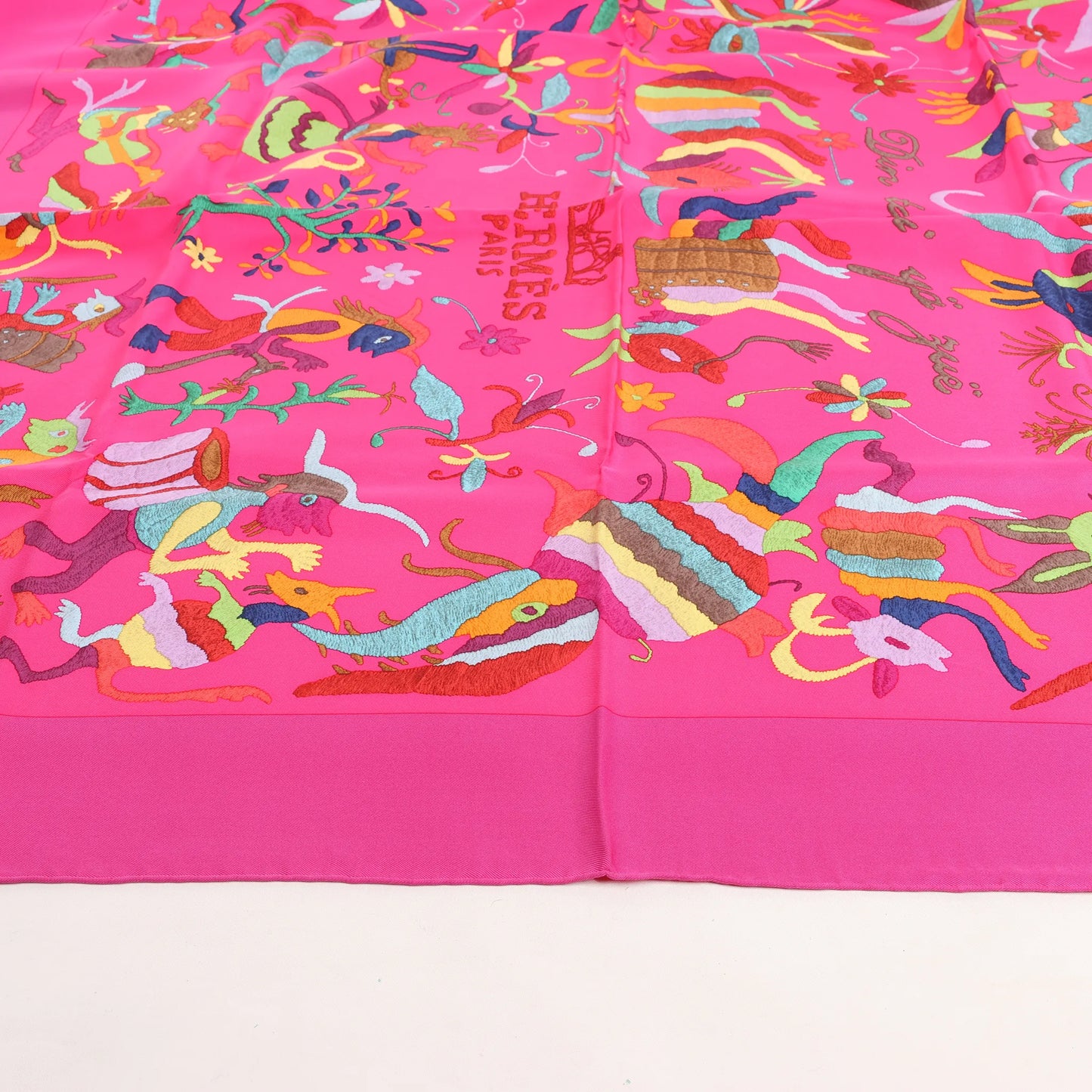 Hermès Carré 90 "Din tini ya Zue An" Silk handkerchief in Pink