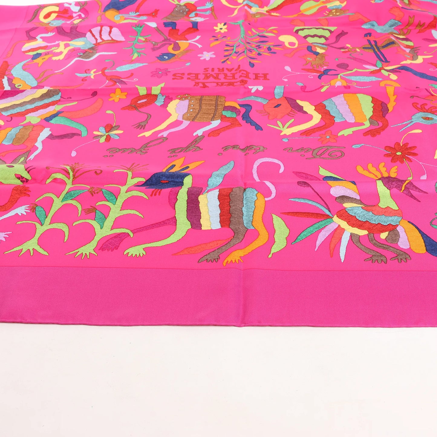 Hermès Carré 90 "Din tini ya Zue An" Silk handkerchief in Pink