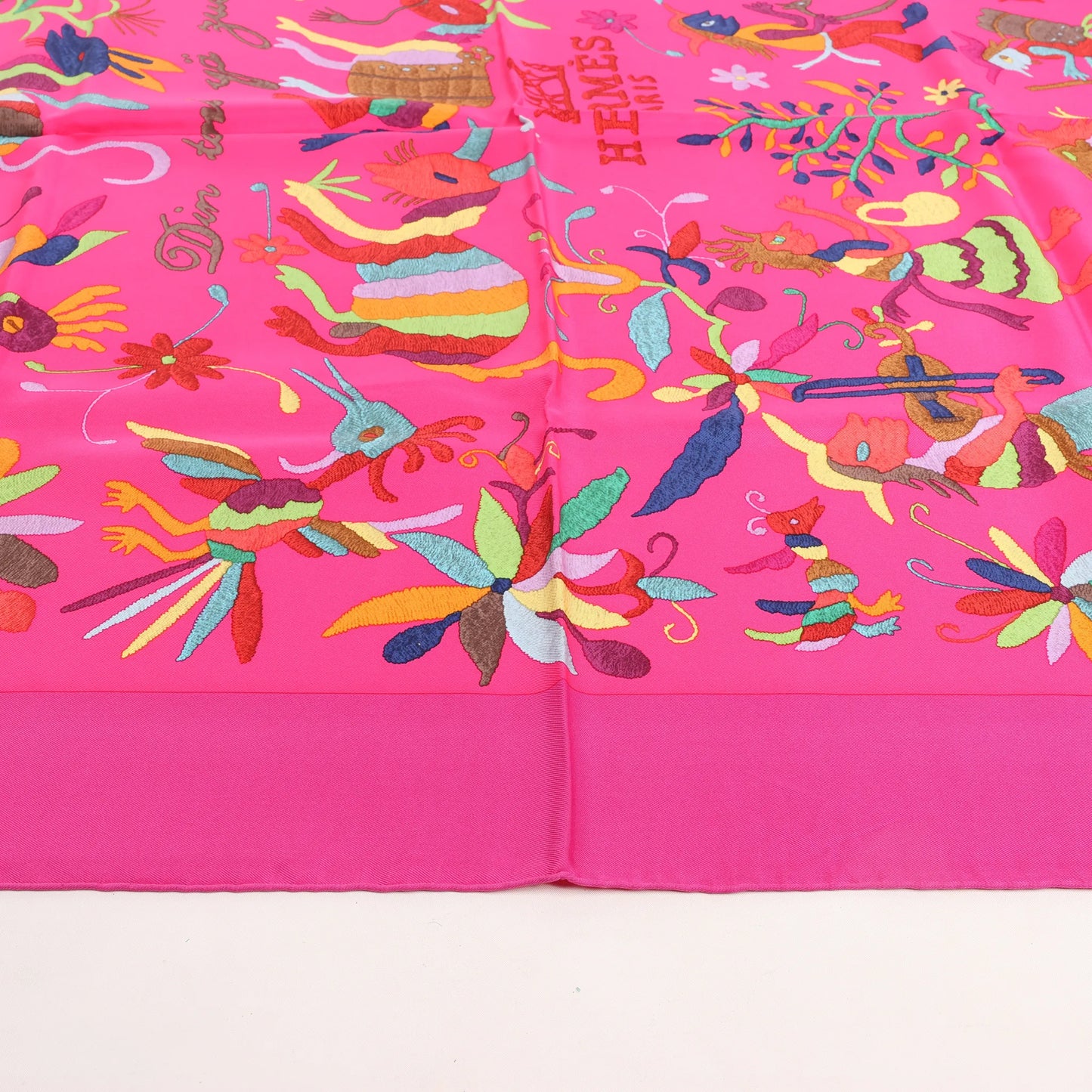 Hermès Carré 90 "Din tini ya Zue An" Silk handkerchief in Pink