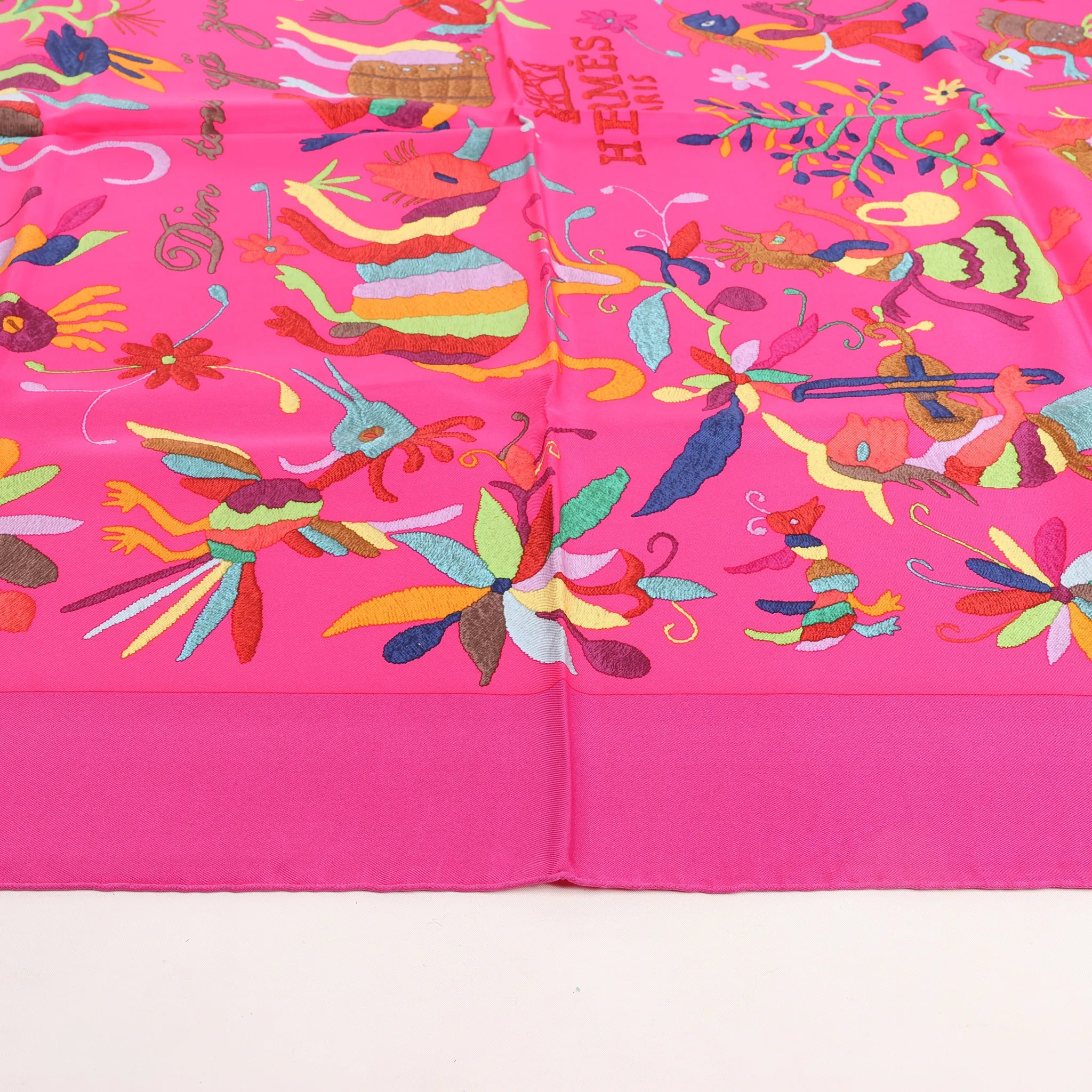Hermès Carré 90 "Din tini ya Zue An" Silk handkerchief in Pink