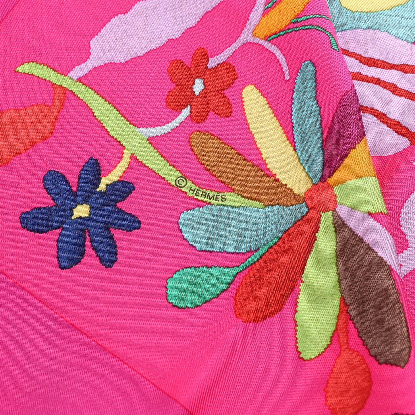 Hermès Carré 90 "Din tini ya Zue An" Silk handkerchief in Pink