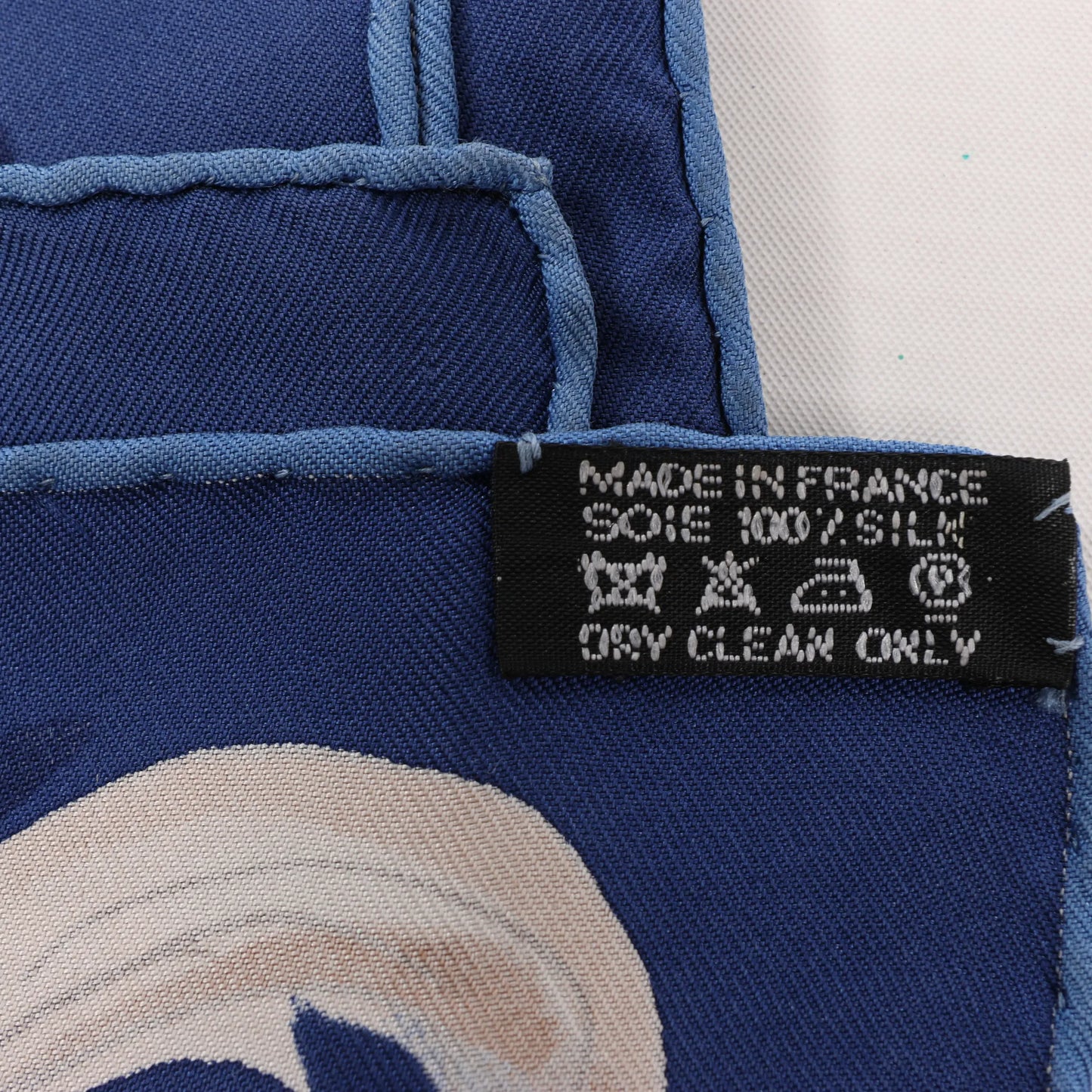 Hermès Carré 90 „ECOLE PORTUGAISE D'ART EQUESTRE“ Seidentaschentuch in Marineblau