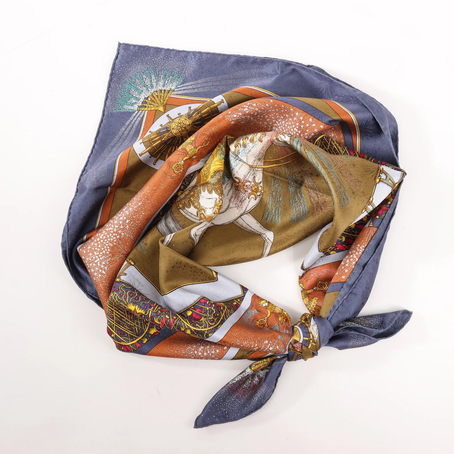 Hermès Carré 90 „FEUX D'ARTIFICE“ Seidentaschentuch in Marineblau x Braun